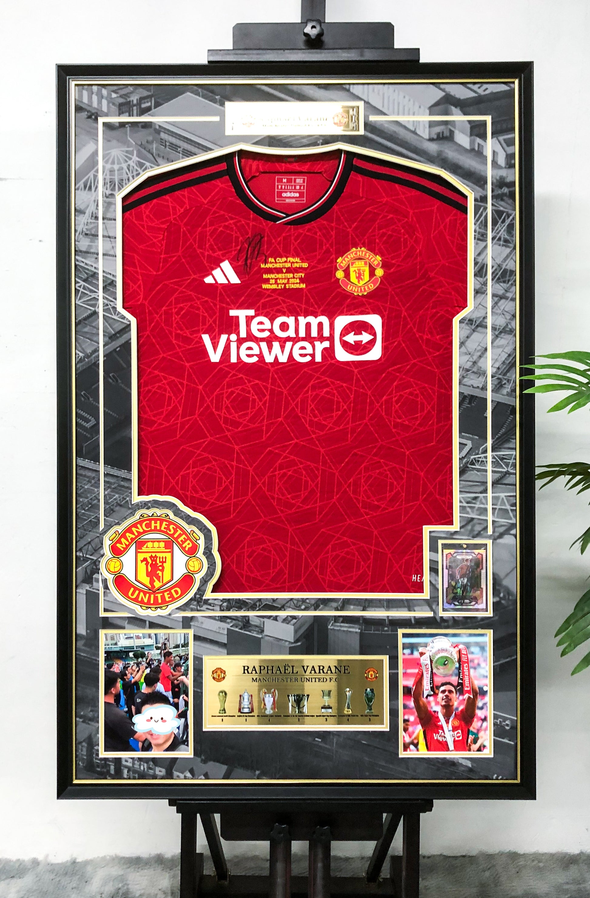 Manchester United Raphaël Varane Autographed Jersey with Personalized Custom Design Framed 00046