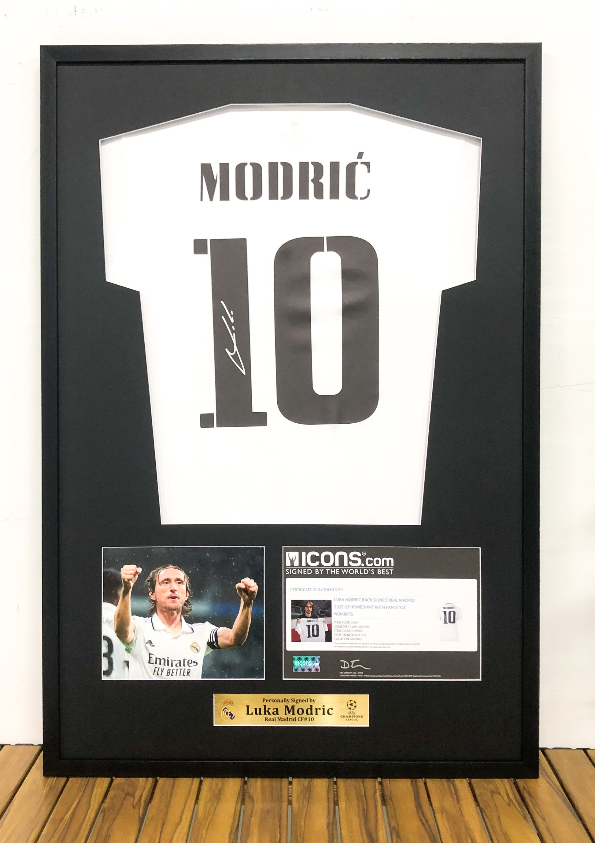 Real Madrid CF Luka Modrić Autographed Jersey with Classic Design Framed 00002