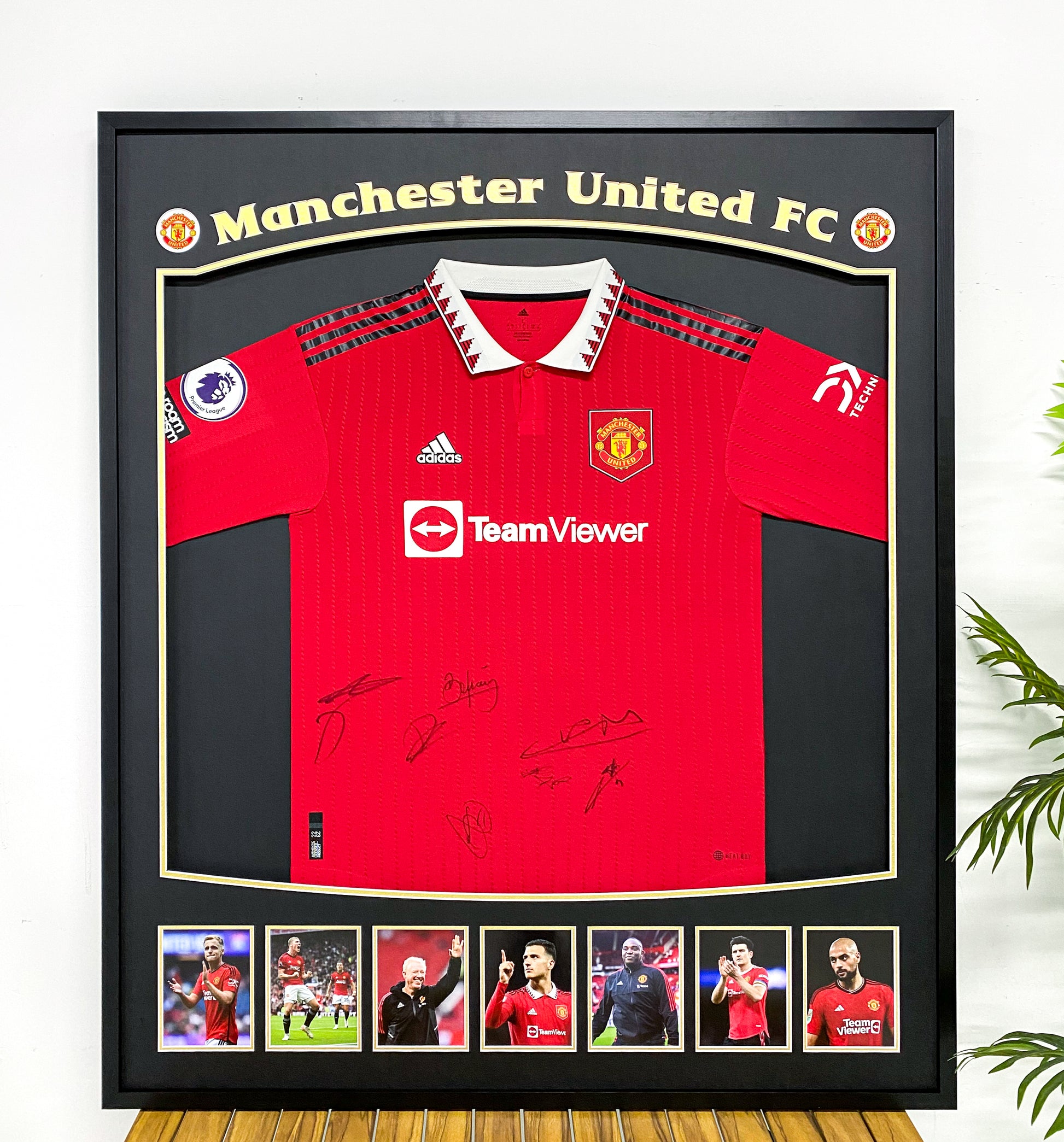 Manchester United  Autographed Jersey with Personalized Custom Design Framed 00072