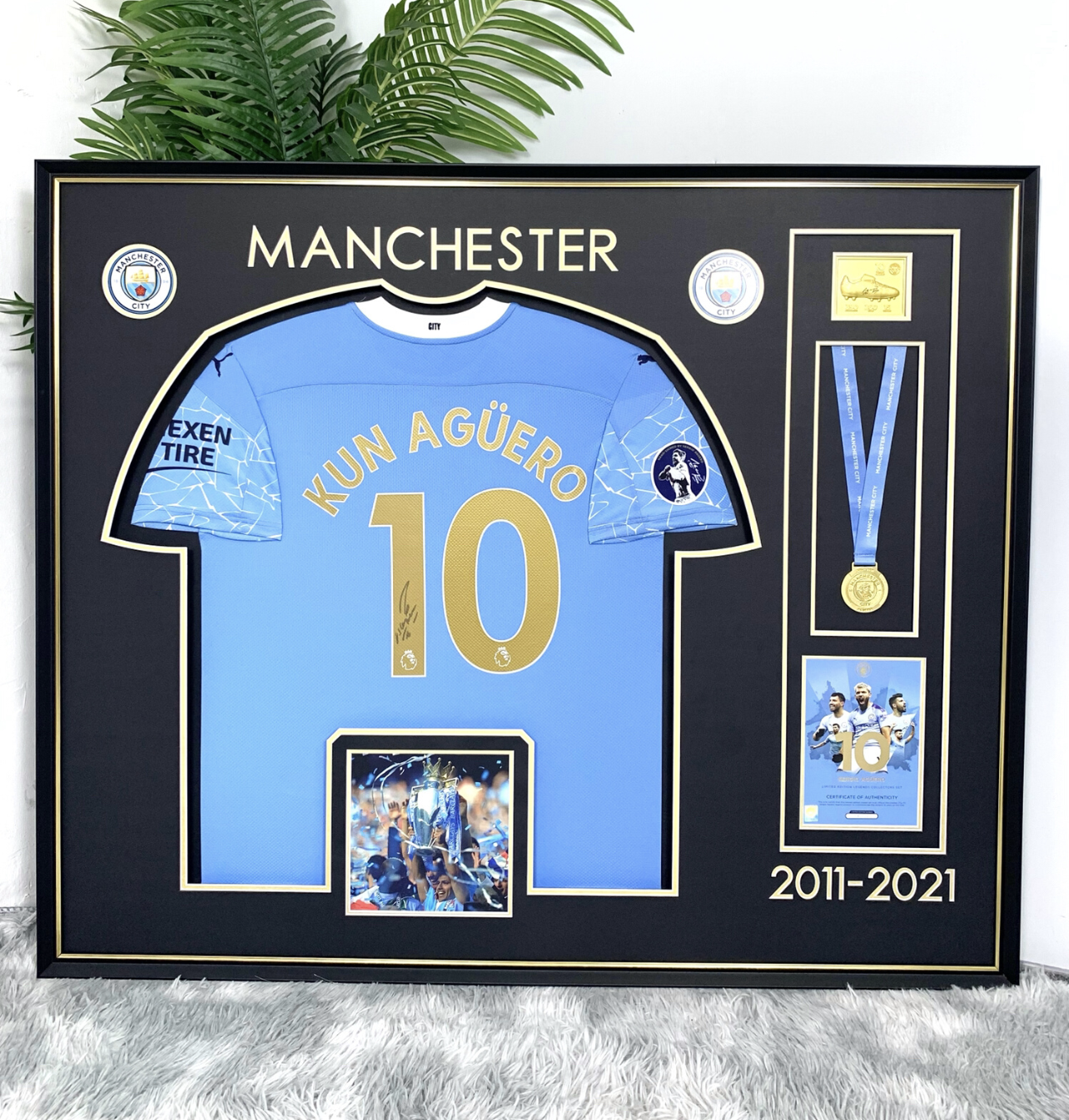 Manchester City FC Kun Agüero Autographed Jersey with Classic Design Framed 00011