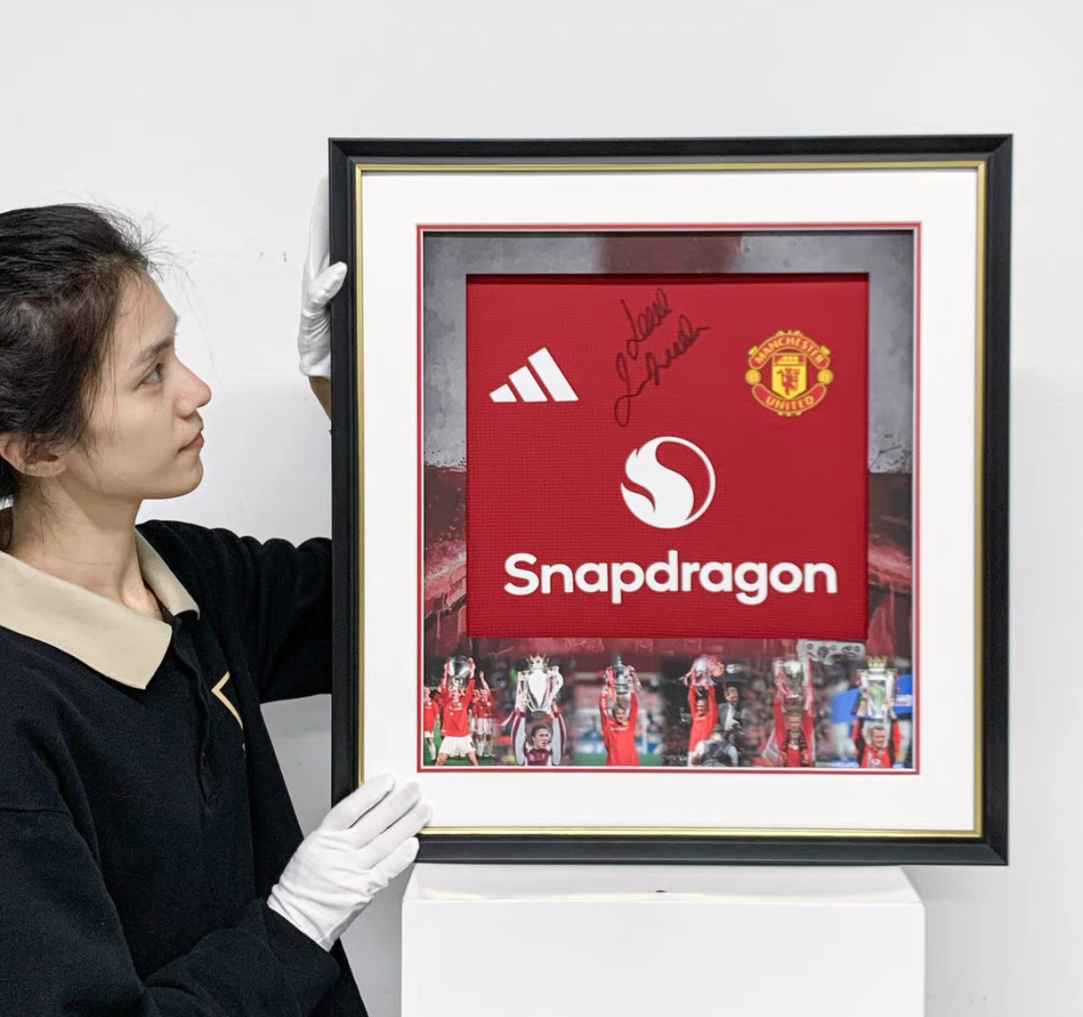 Manchester United David Beckham Autographed Jersey with Personalized Custom Design Framed 00003