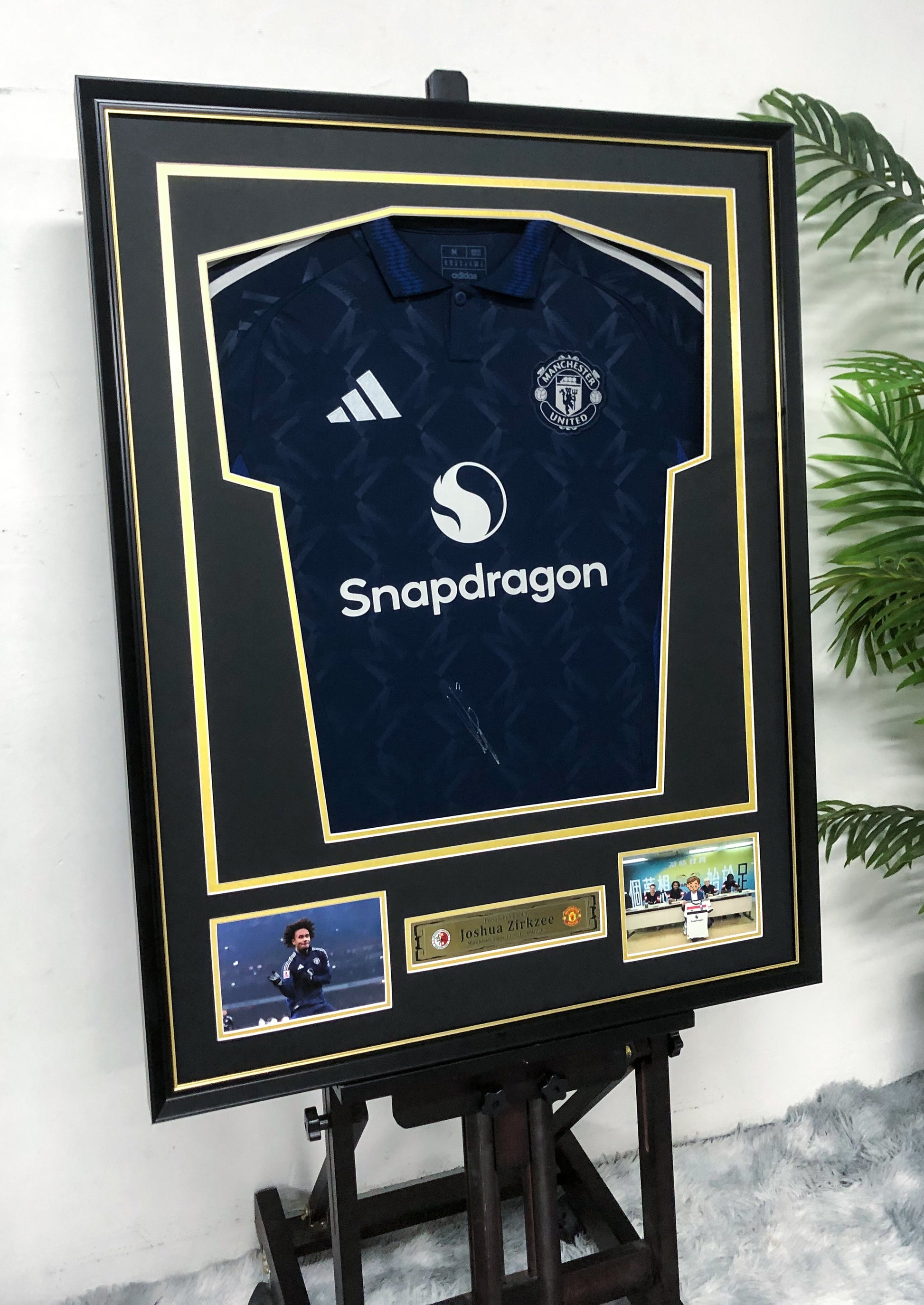 Manchester United joshua Zirkzee   Autographed Jersey with Personalized Custom Design Framed 00076