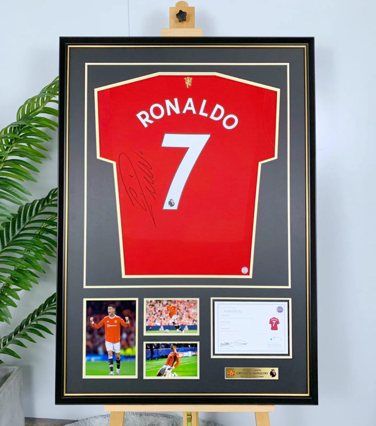 Manchester United Cristiano Ronaldo Autographed Jersey with Classic Design Framed000023