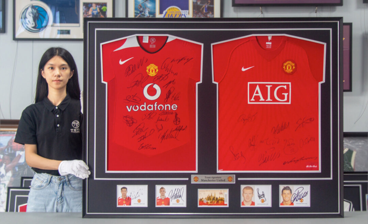 Manchester United Autographed Jersey with Personalized Custom Design Framed 00001