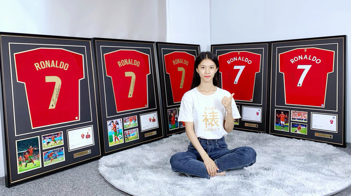 Manchester United Cristiano Ronaldo Autographed Jersey with Classic Design Framed000023