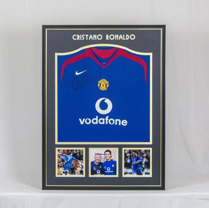 Manchester United CRISTIANO RONALDO Football Club Autographed Jersey with Standard Design Framed 000064