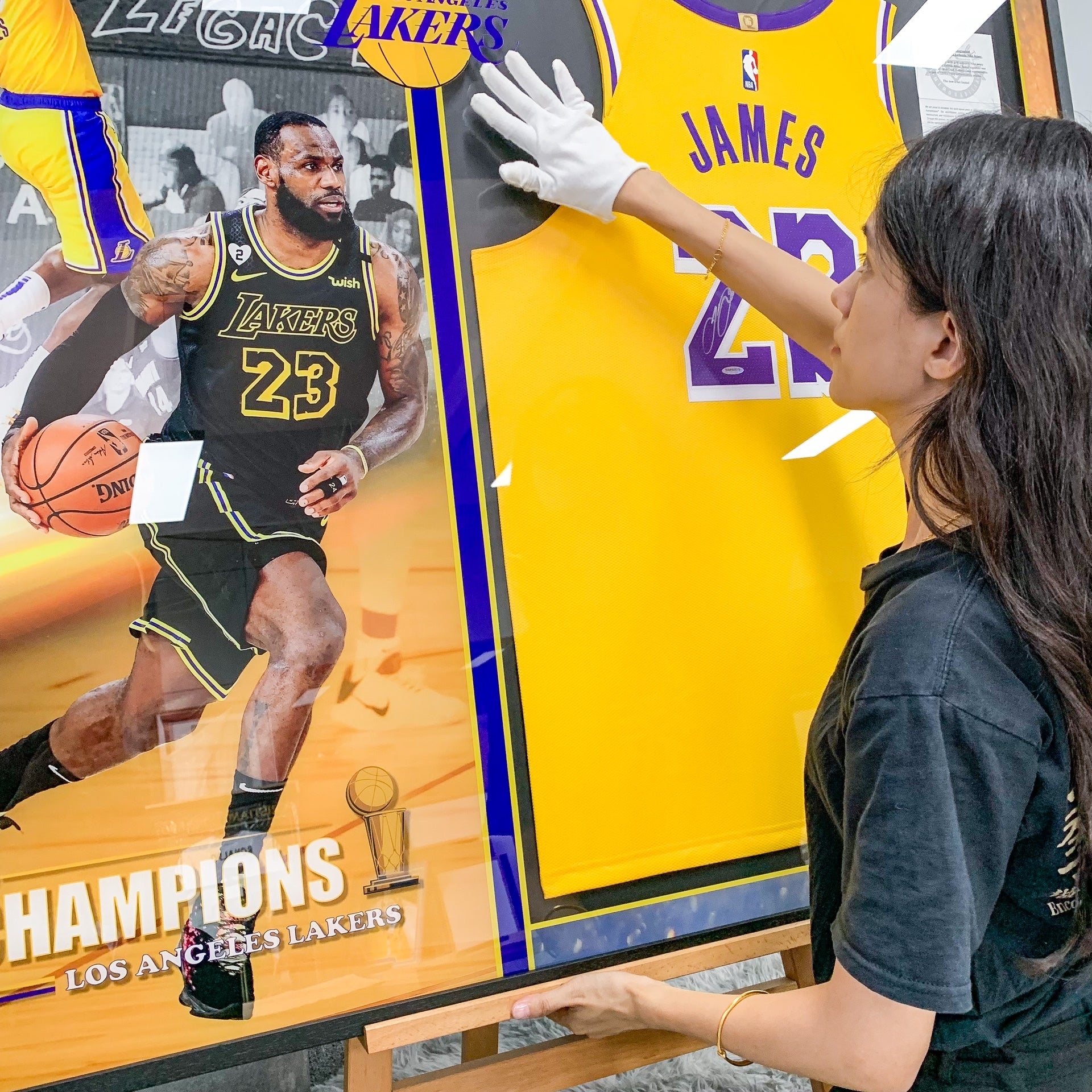 Los Angeles Lakers LeBron James Autographed Jersey with Personalized Custom Design Framed 000013