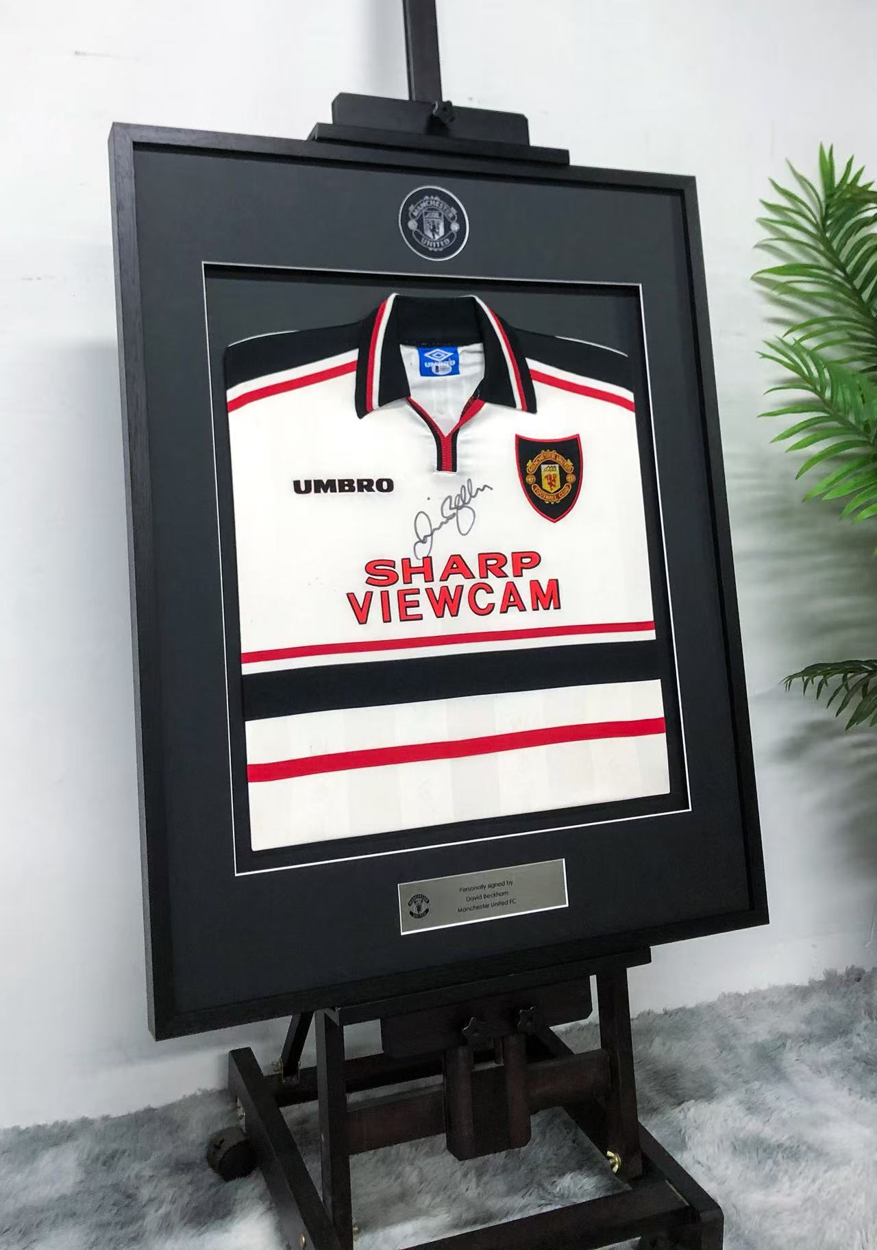Manchester United David Beckham Autographed Jersey with Personalized Custom Design Framed 00008