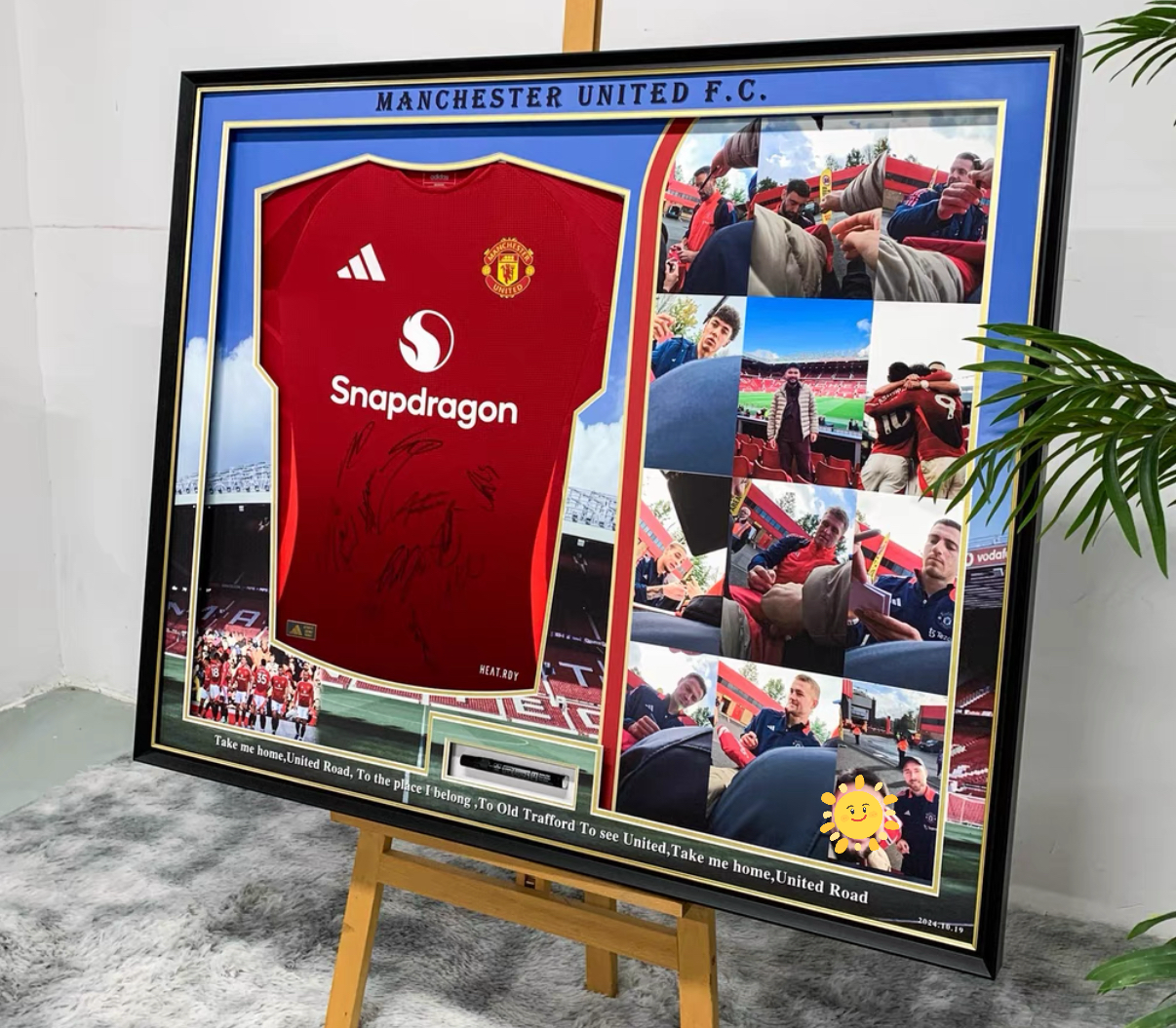 Manchester United Autographed Jersey with Personalized Custom Design Framed 00003