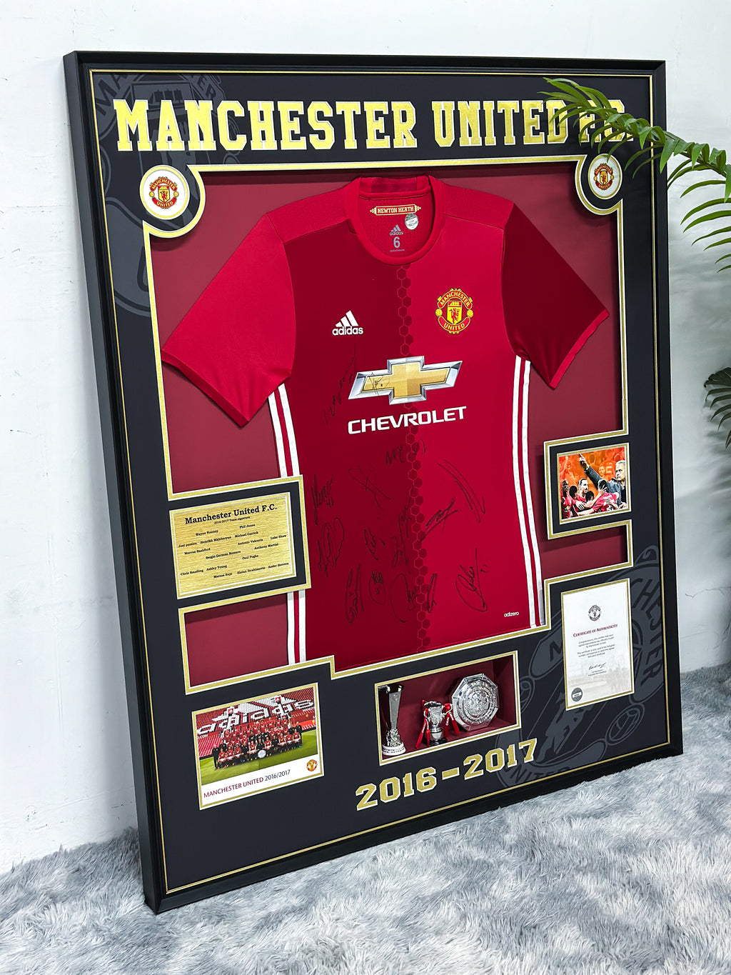 Manchester United  Autographed Jersey with Personalized Custom Design Framed 000091