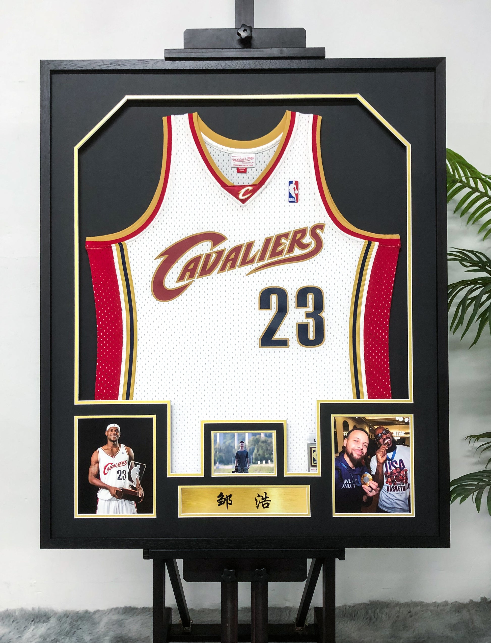 Miami Heat LeBron James Autographed Jersey with Standard Design Framed000011
