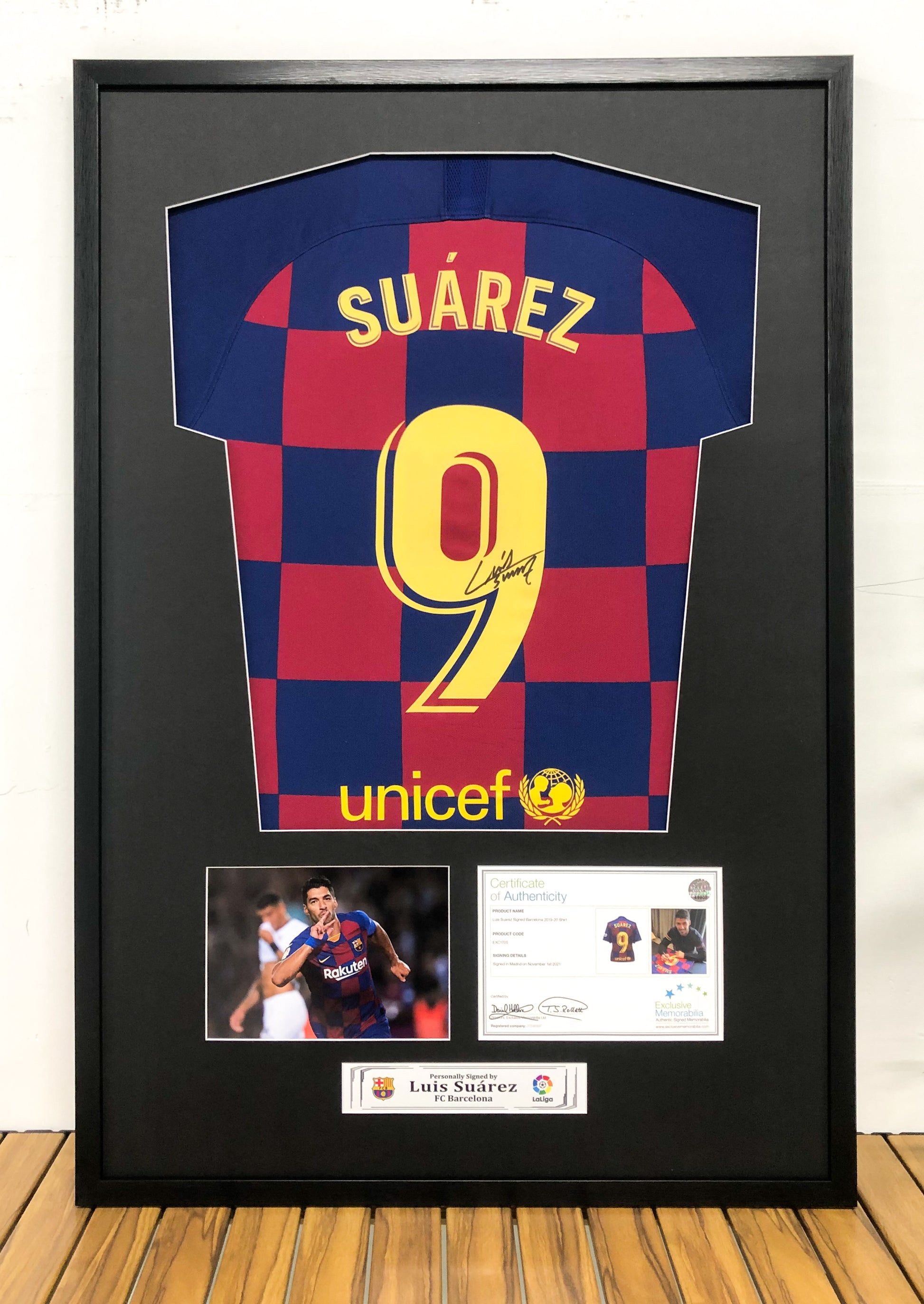 FC Barcelona Luis Suárez Autographed Jersey with Classic Design Framed 00001