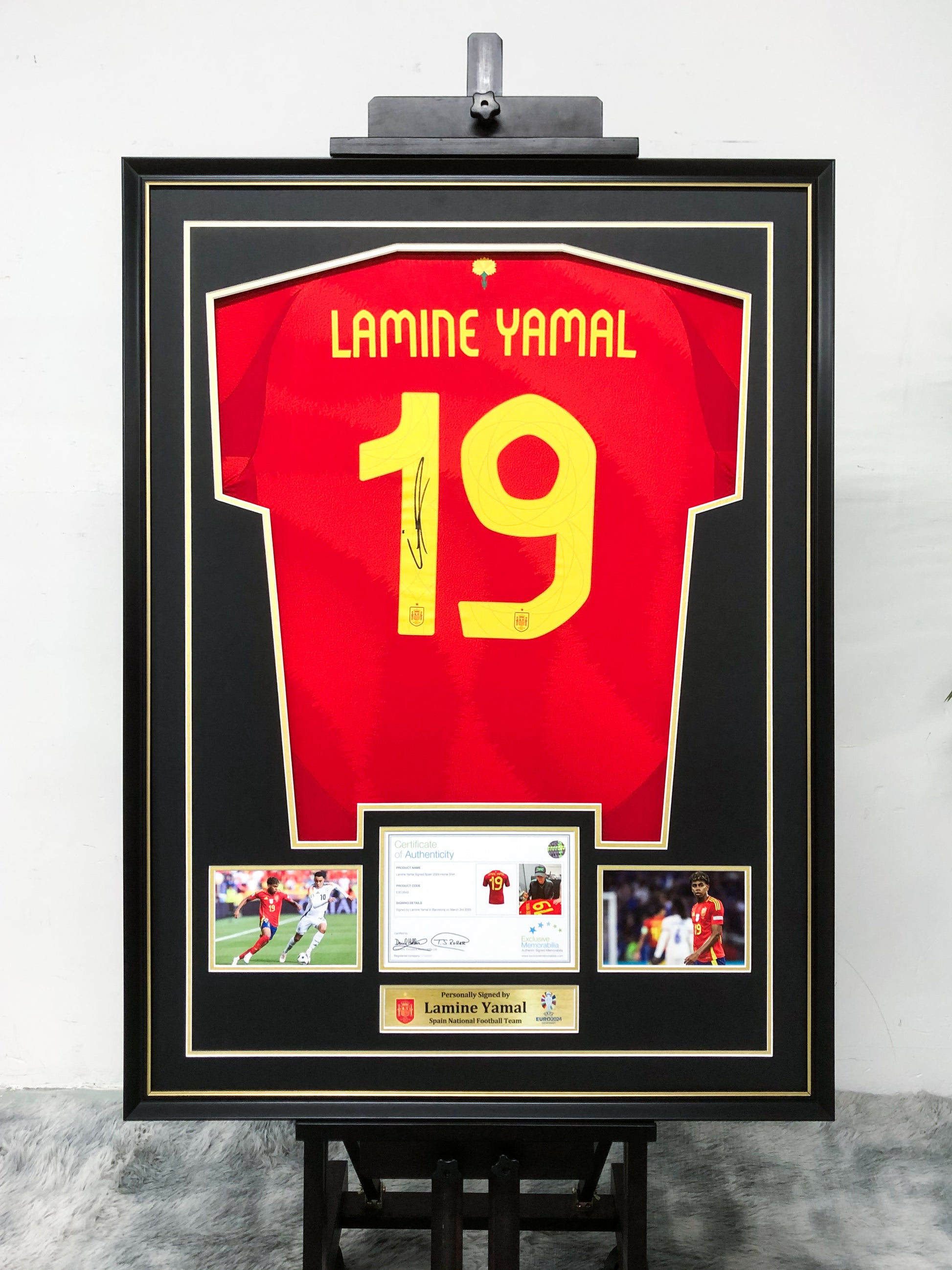Spanish national team  LAMINE YAMAL Autographed Jersey with Classic Design Framed 00001