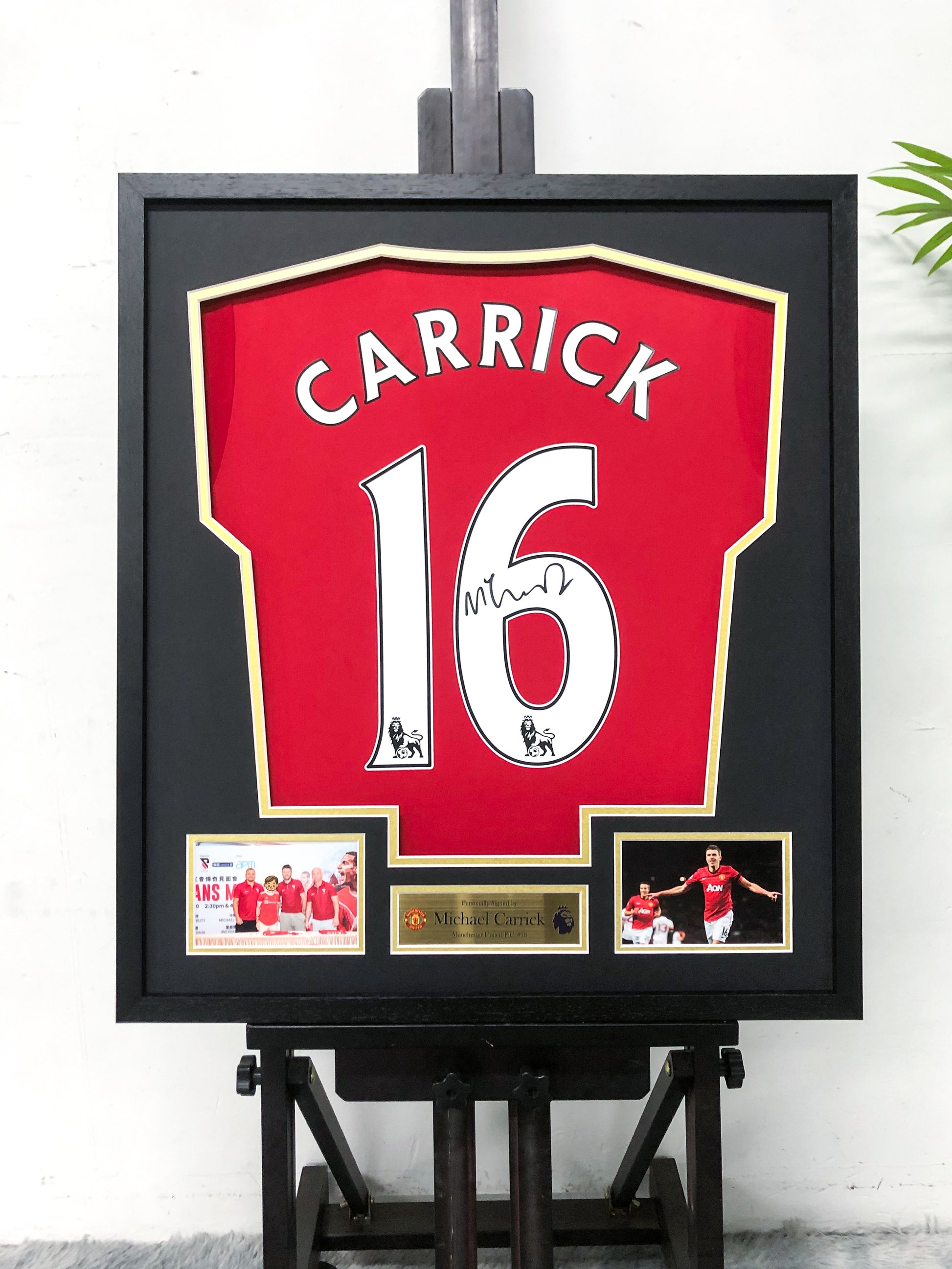 Manchester United Ferguson Autographed Jersey with Personalized Custom Design Framed 000090
