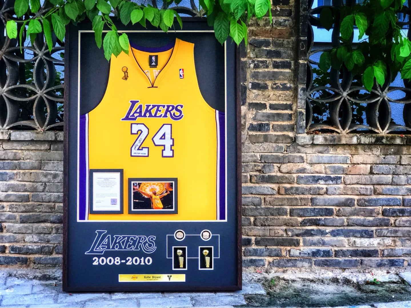 Los Angeles Lakers Kobe Bryant Autographed Jersey with Personalized Custom Design Framed 000013