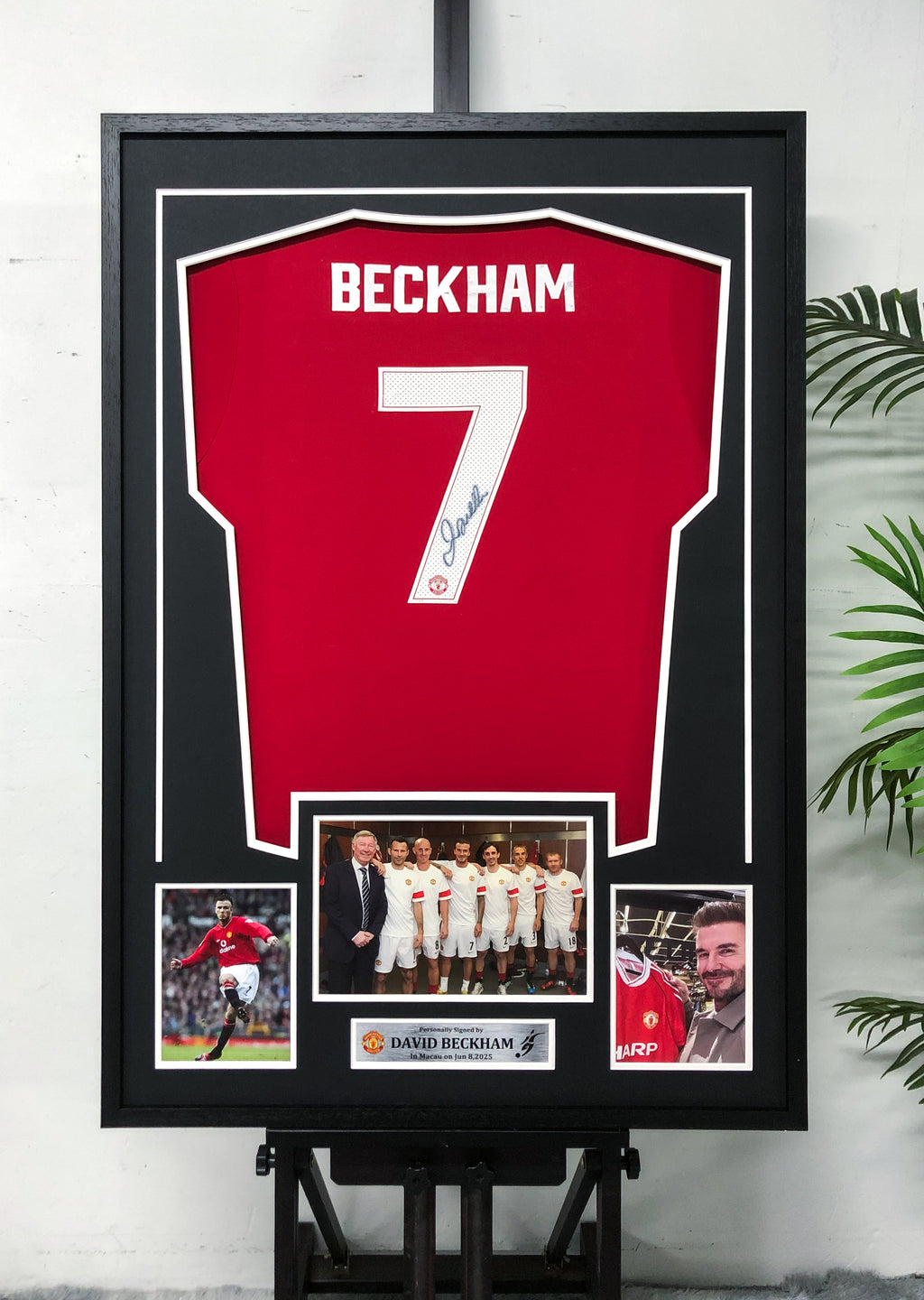 Manchester United David Beckham Autographed Jersey with Personalized Custom Design Framed 000079