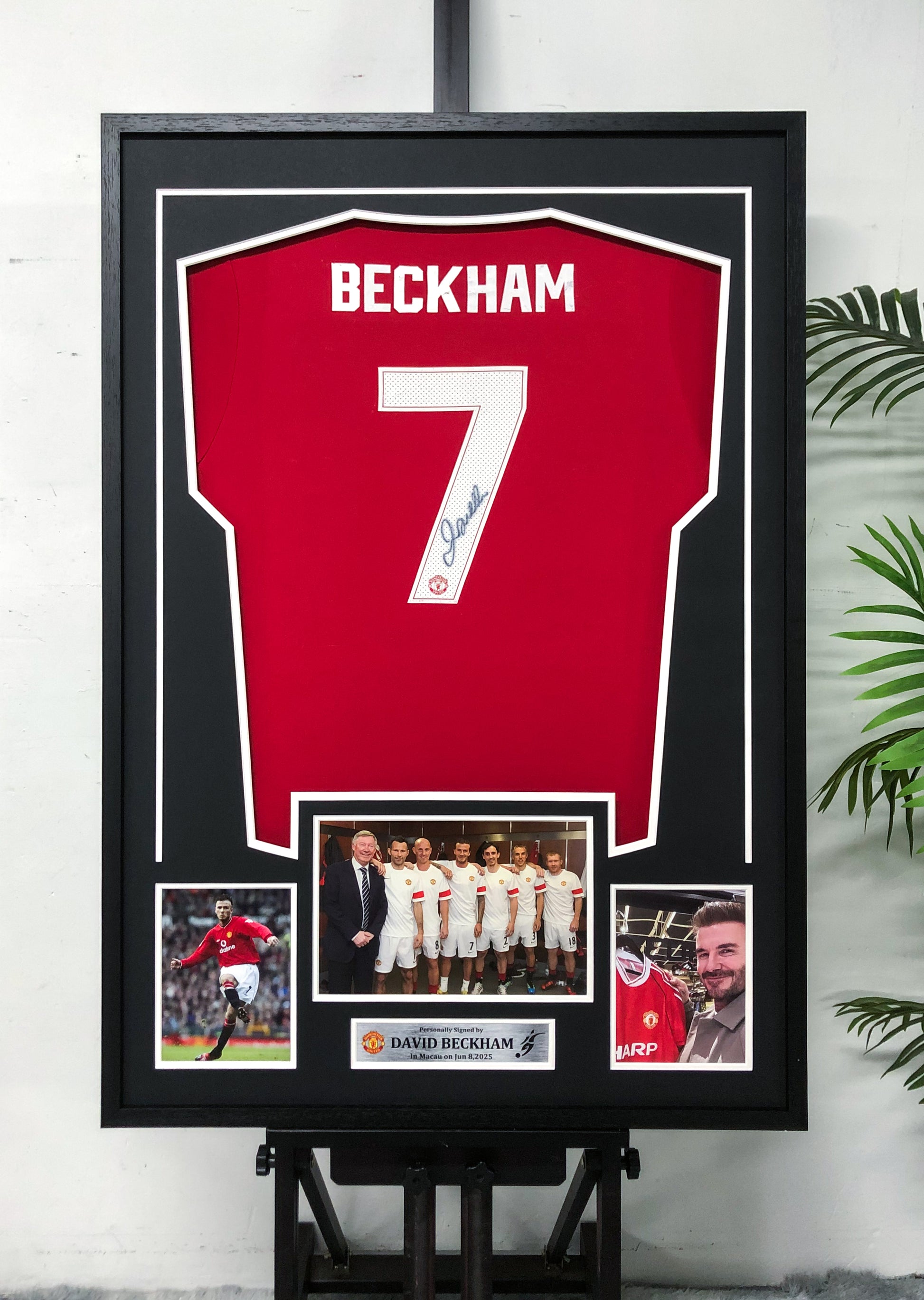 Manchester United David Beckham Autographed Jersey with Personalized Custom Design Framed 000079