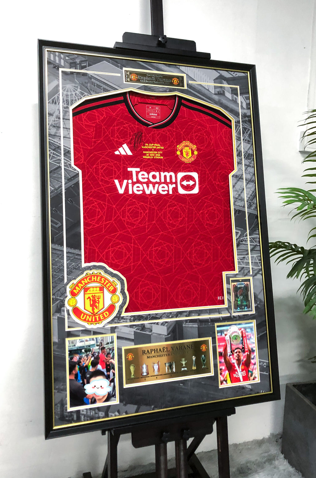 Manchester United Raphaël Varane Autographed Jersey with Personalized Custom Design Framed 00046