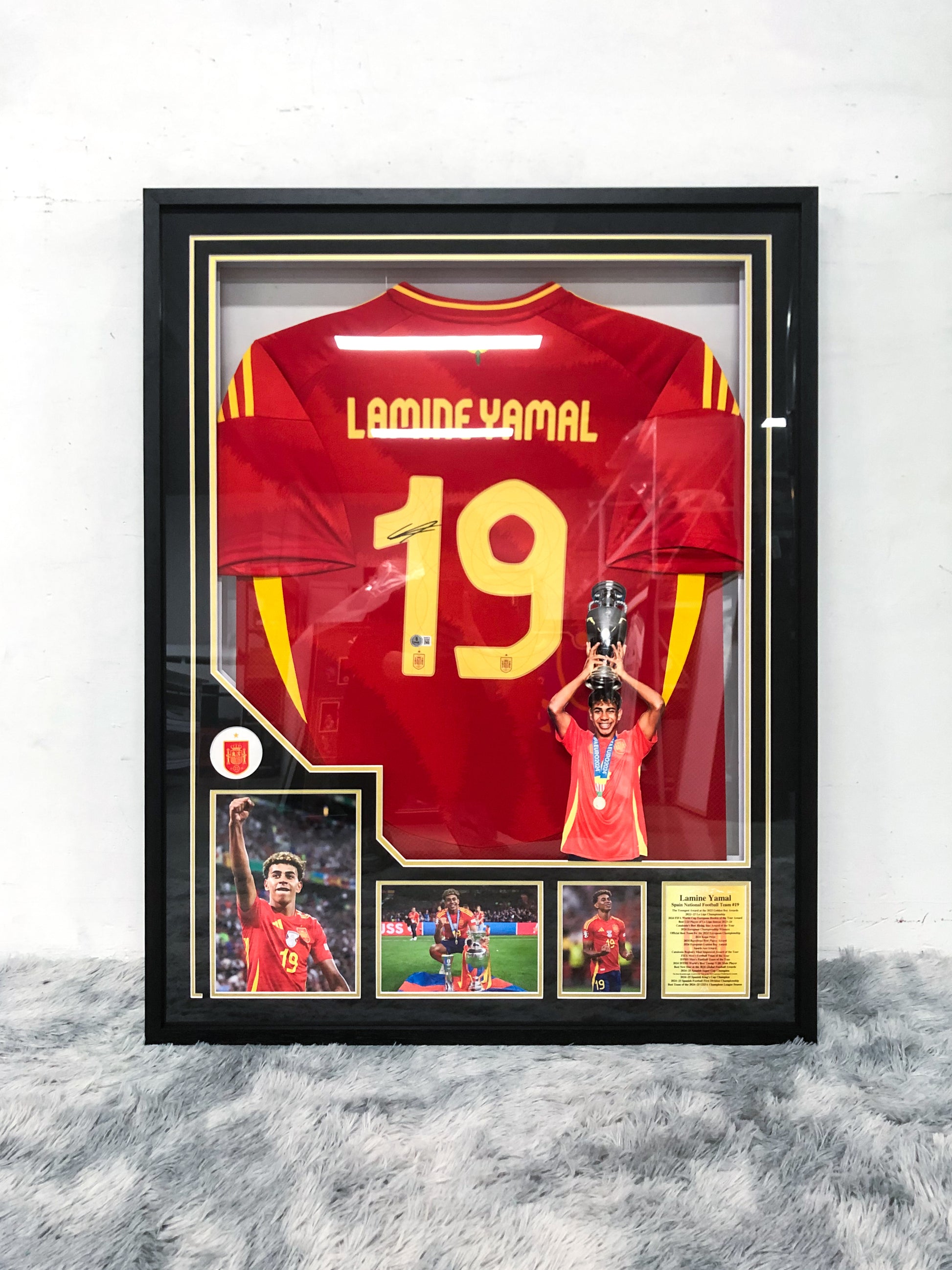 Spanish national team LAMINE YAMAL Autographed Jersey with Classic Design Framed 00003