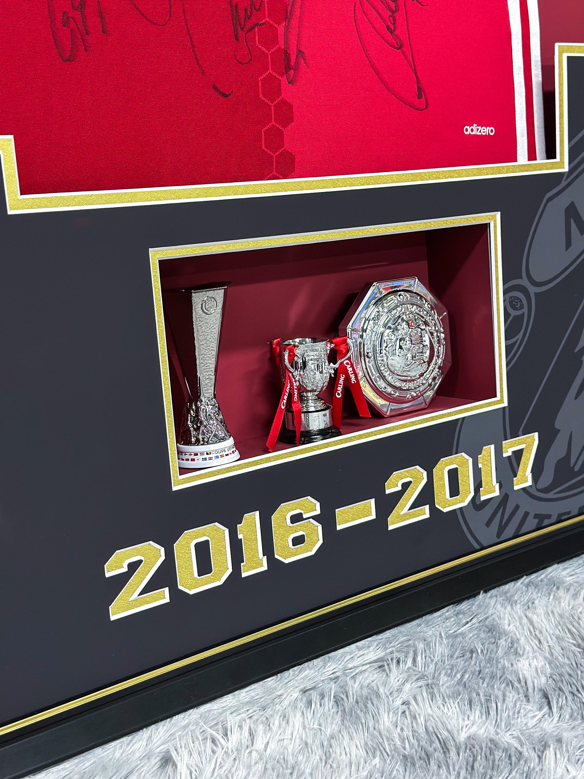 Manchester United  Autographed Jersey with Personalized Custom Design Framed 000091