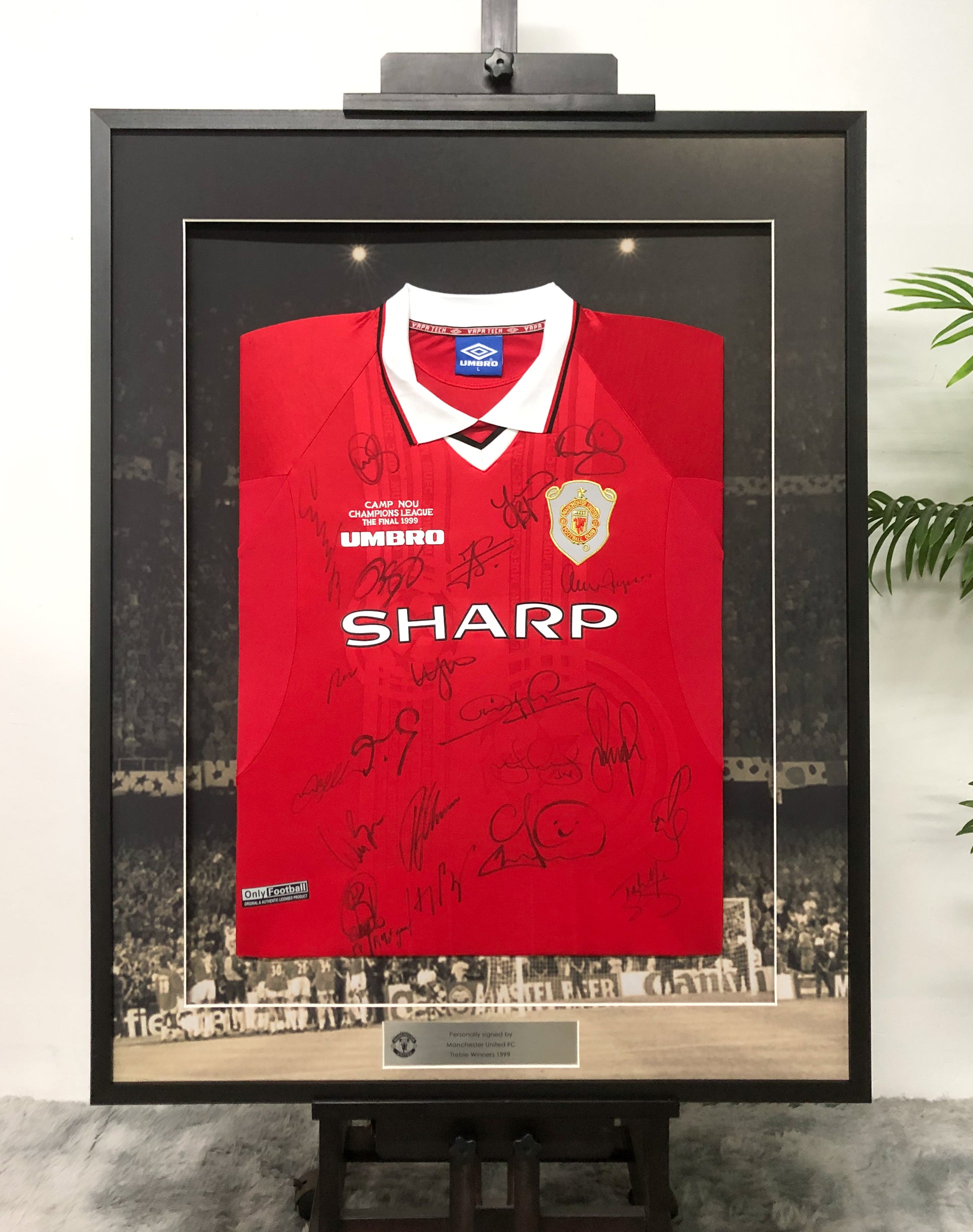 Manchester United Autographed Jersey with Personalized Custom Design Framed 00035
