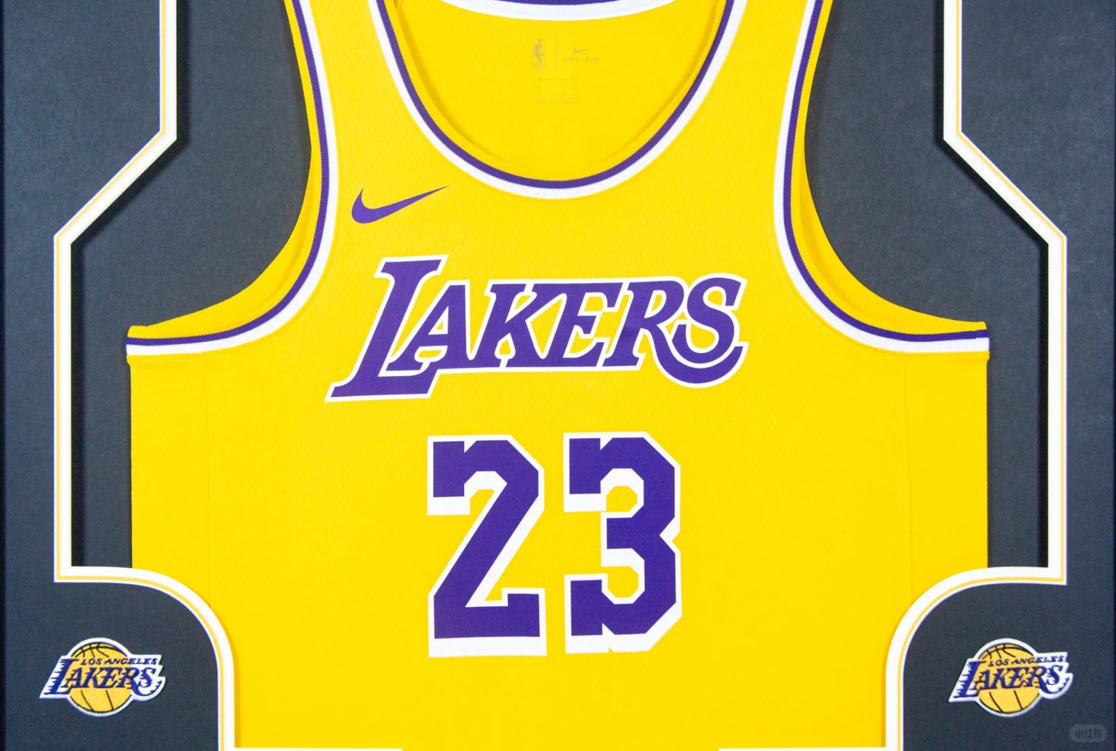 Los Angeles Lakers LeBron James Autographed Jersey with Standard Design Framed00002