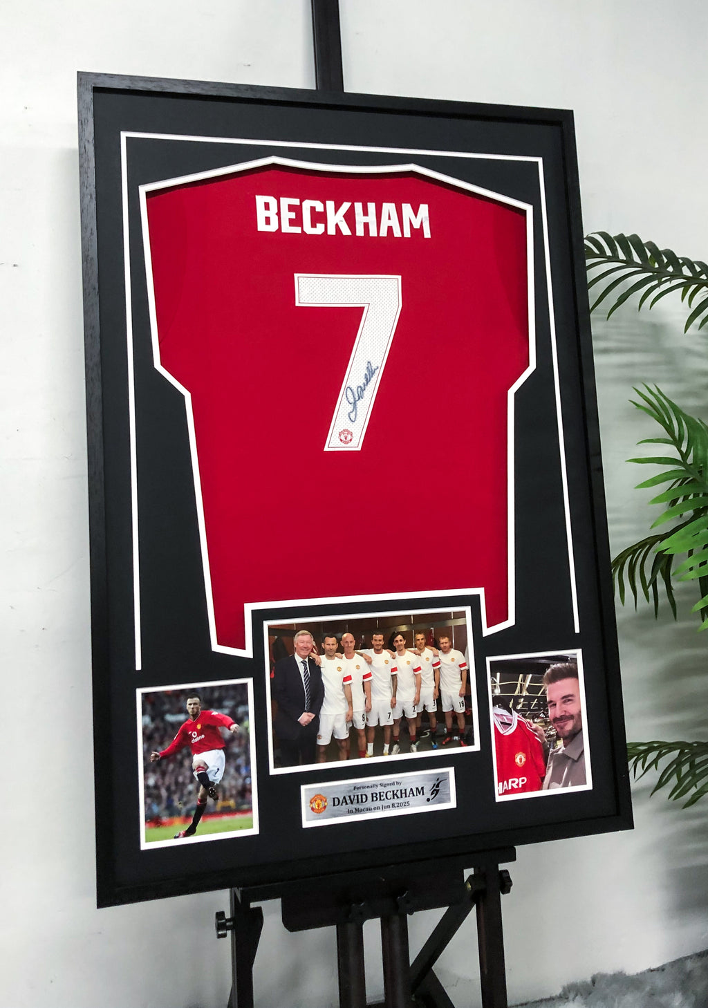 Manchester United David Beckham Autographed Jersey with Personalized Custom Design Framed 000079