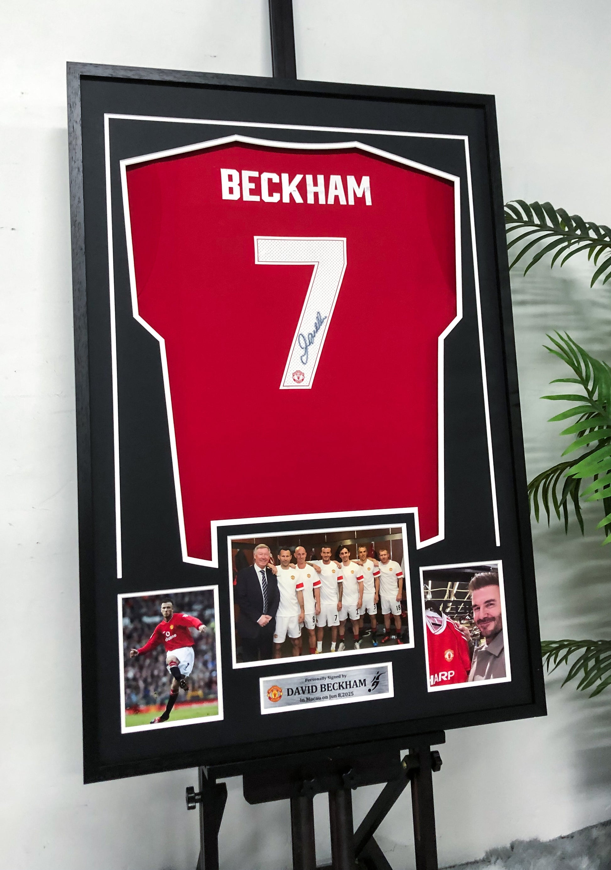 Manchester United David Beckham Autographed Jersey with Personalized Custom Design Framed 000079