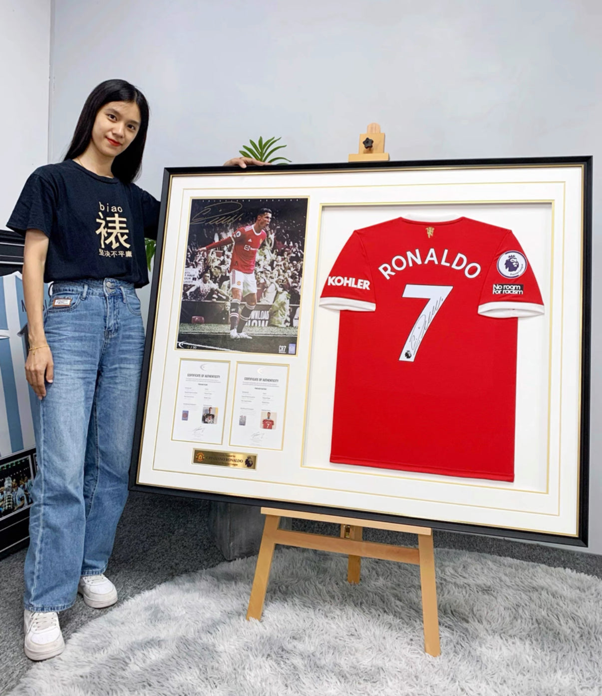 Manchester United Cristiano Ronaldo Autographed Jersey with Personalized Custom Design Framed 000032