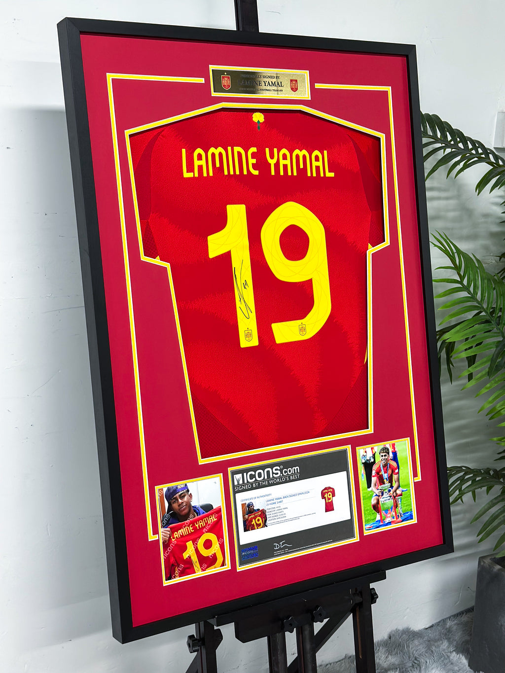 Spanish national team LAMINE YAMAL Autographed Jersey with Classic Design Framed 00002
