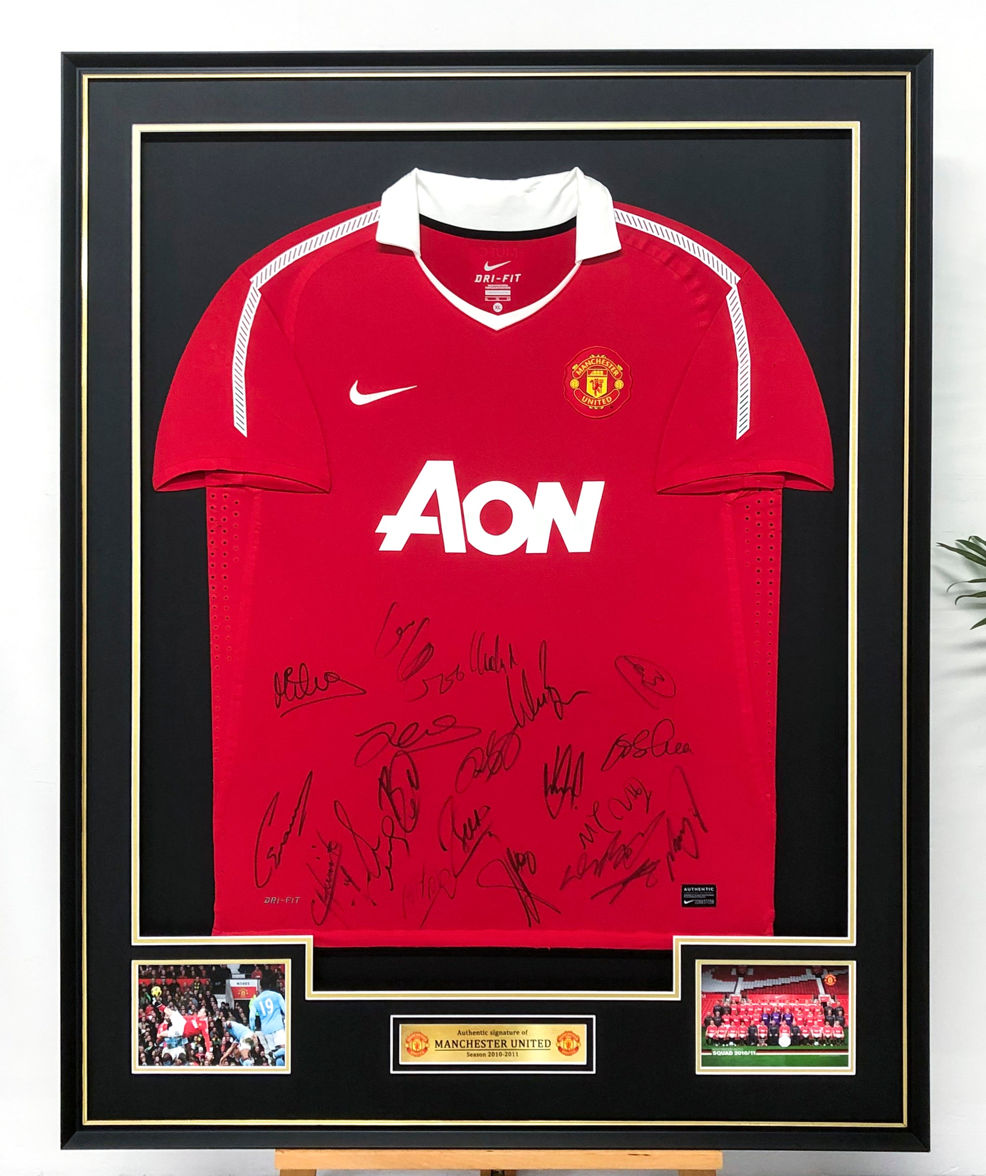 Manchester United Autographed Jersey with Personalized Custom Design Framed 00073