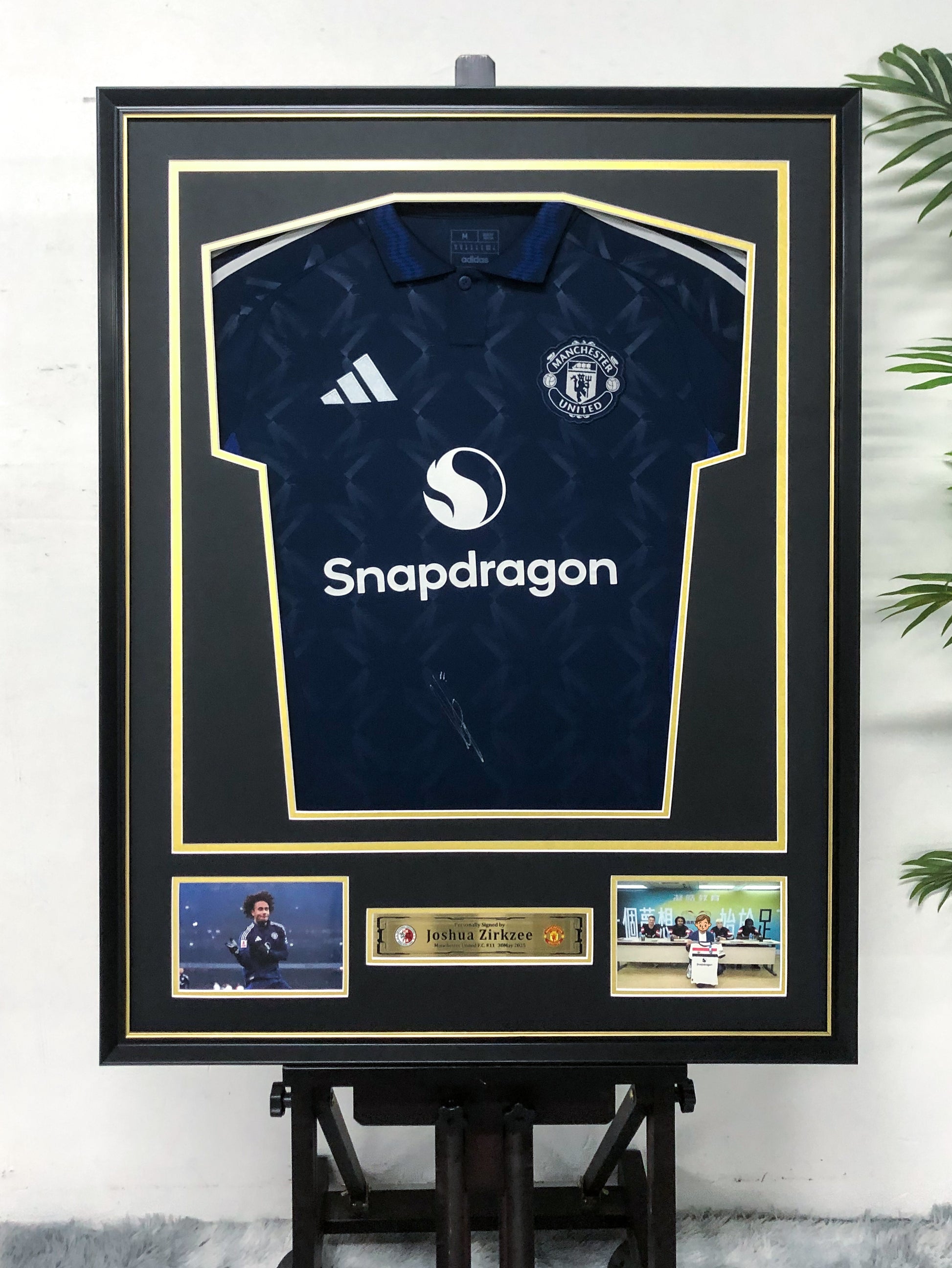 Manchester United joshua Zirkzee   Autographed Jersey with Personalized Custom Design Framed 00076
