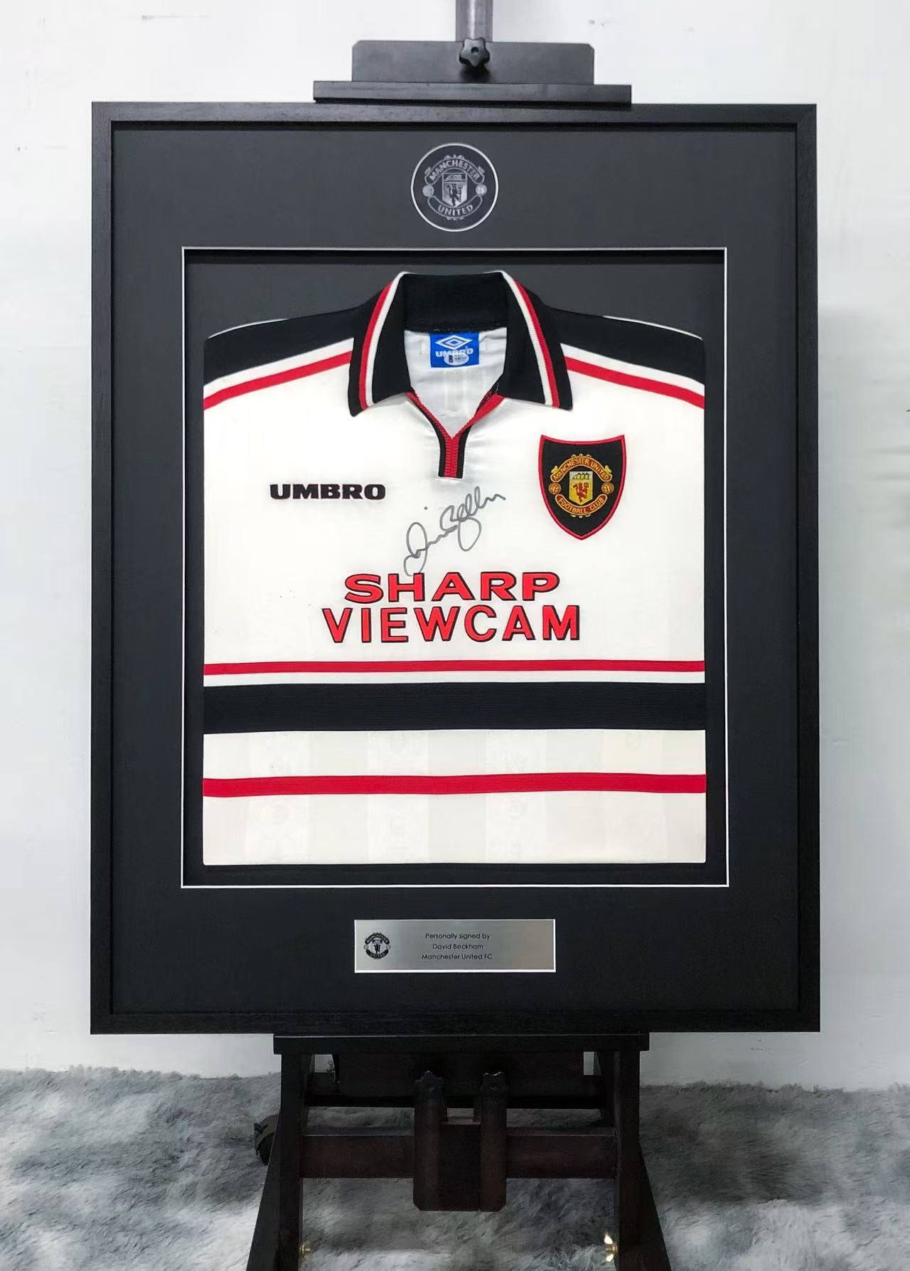 Manchester United David Beckham Autographed Jersey with Personalized Custom Design Framed 00008
