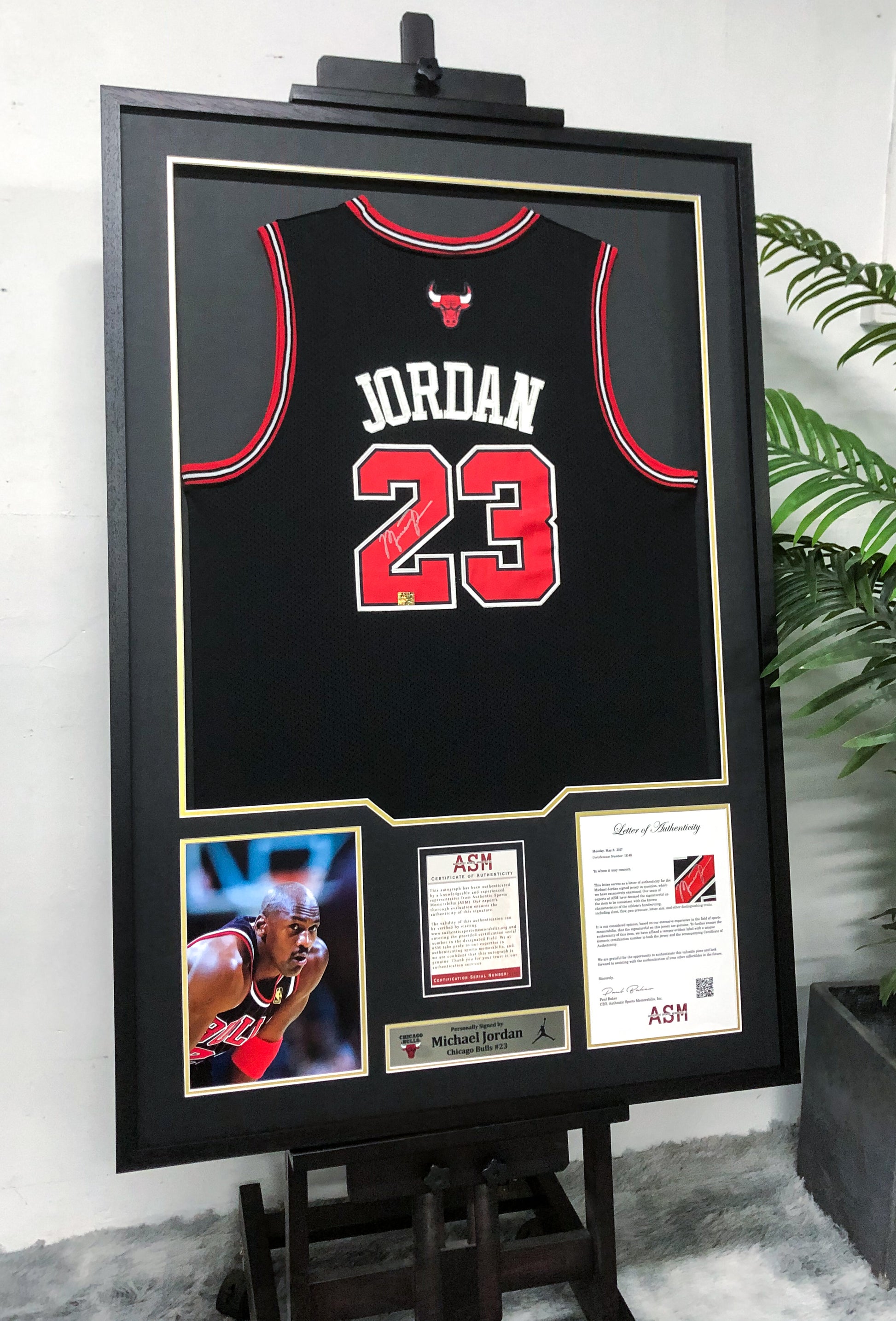 Chicago Bulls Michael Jordan Autographed Jersey with Standard Design Framed 00024 00023