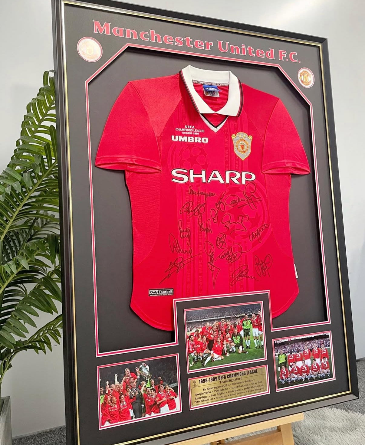 Manchester United Autographed Jersey with Personalized Custom Design Framed 000032