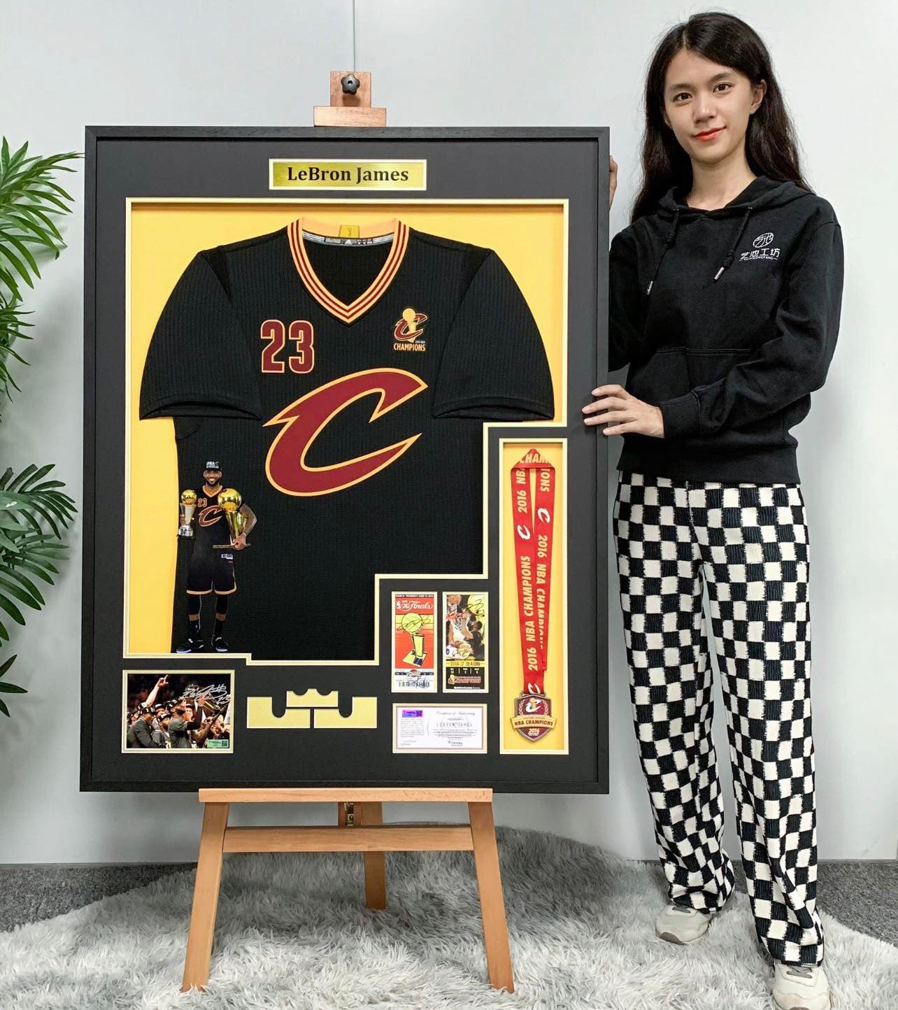 Cleveland Cavaliers LeBron James  Autographed Jersey with Personalized Custom Design Framed 000033