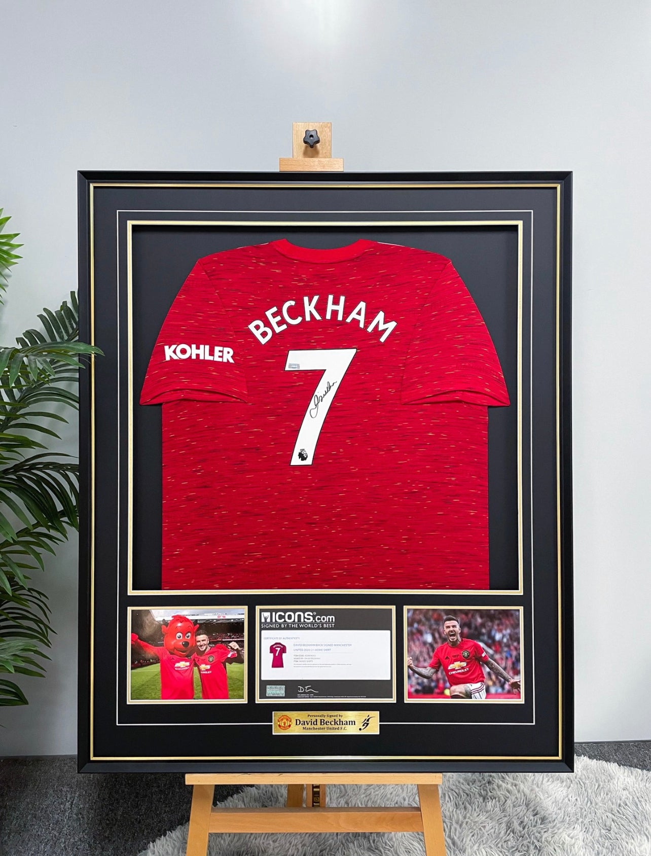 Manchester United David Beckham Autographed Jersey with Personalized Custom Design Framed 000017