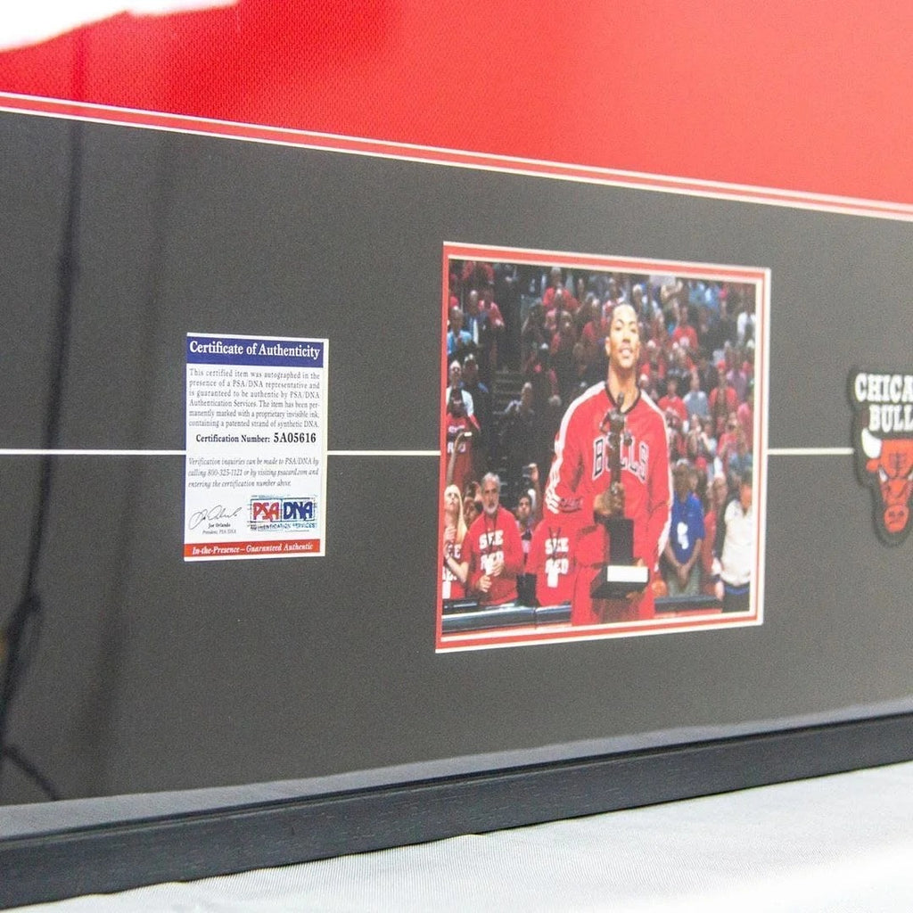 Chicago Bulls Derrick Rose Autographed Jersey with Standard Design Framed 00004