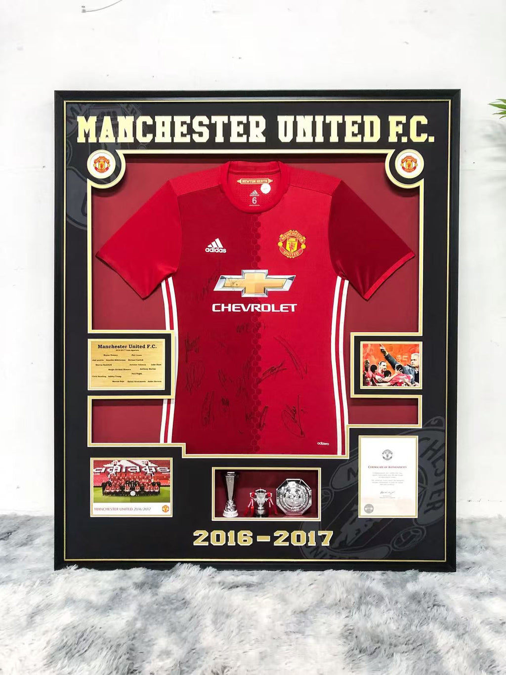 Manchester United  Autographed Jersey with Personalized Custom Design Framed 000091