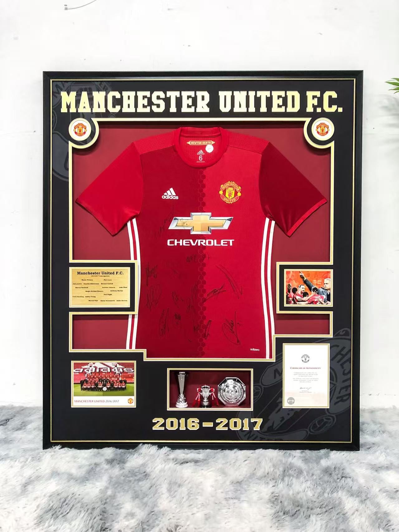 Manchester United  Autographed Jersey with Personalized Custom Design Framed 000091