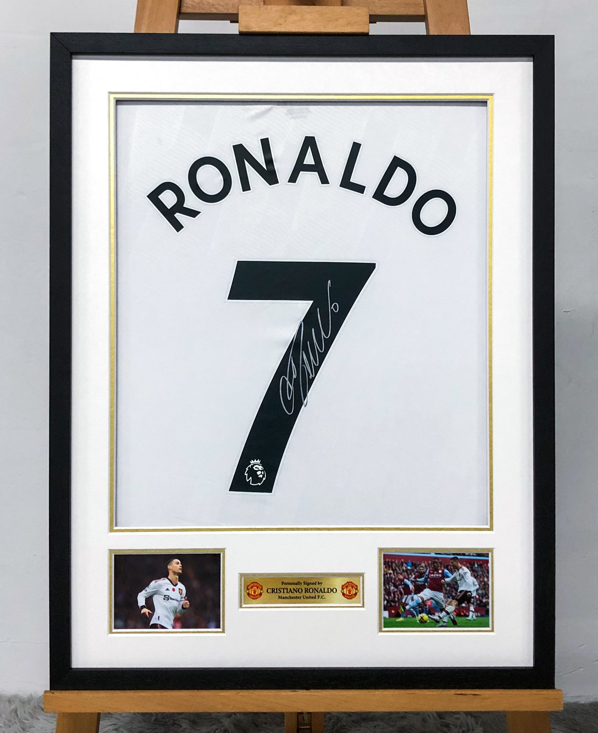 Manchester United CRISTIANO RONALDO Football Club Autographed Jersey with Standard Design Framed 000062
