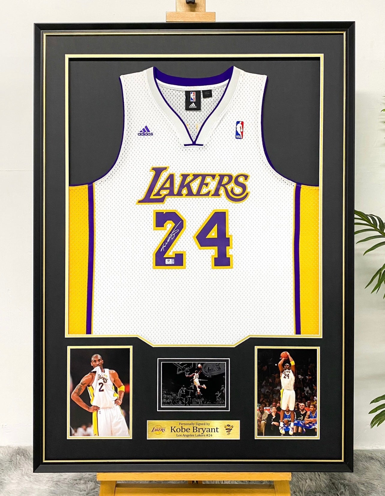 Los Angeles Lakers Kobe Bryant Autographed Jersey with Standard Design Framed 00001