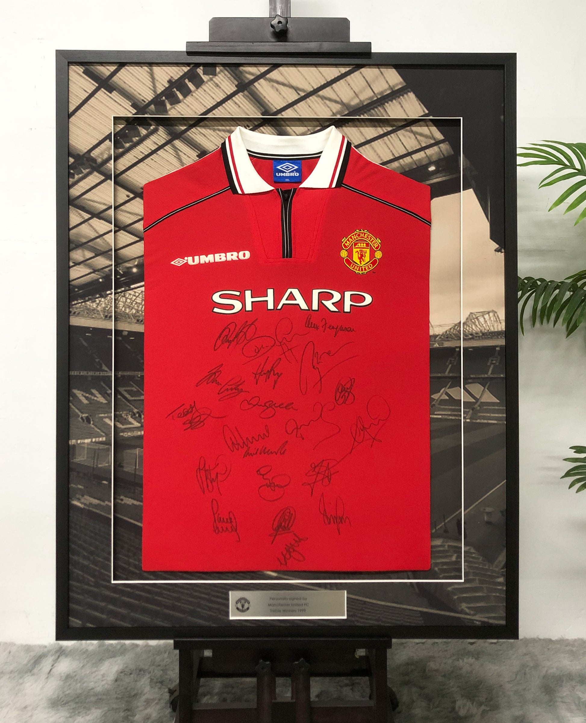 Manchester United Autographed Jersey with Personalized Custom Design Framed 00035