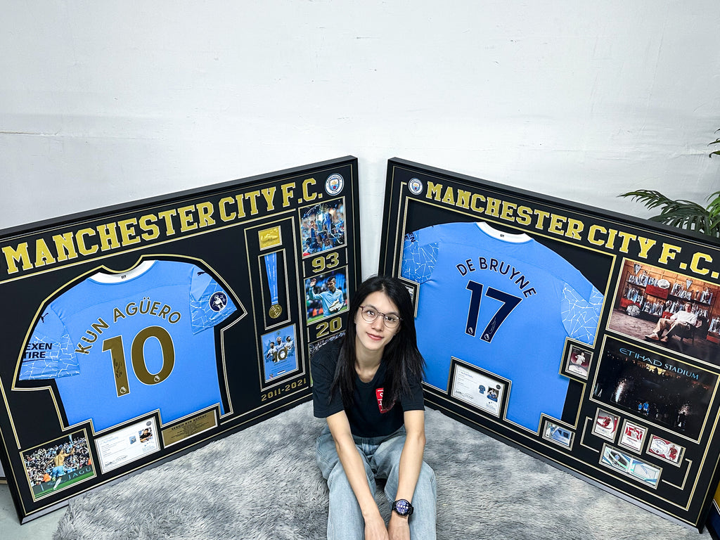 Manchester City FC KUN Agüero DE BRUYNE Autographed Jersey with Personalized Custom Design Framed 00018