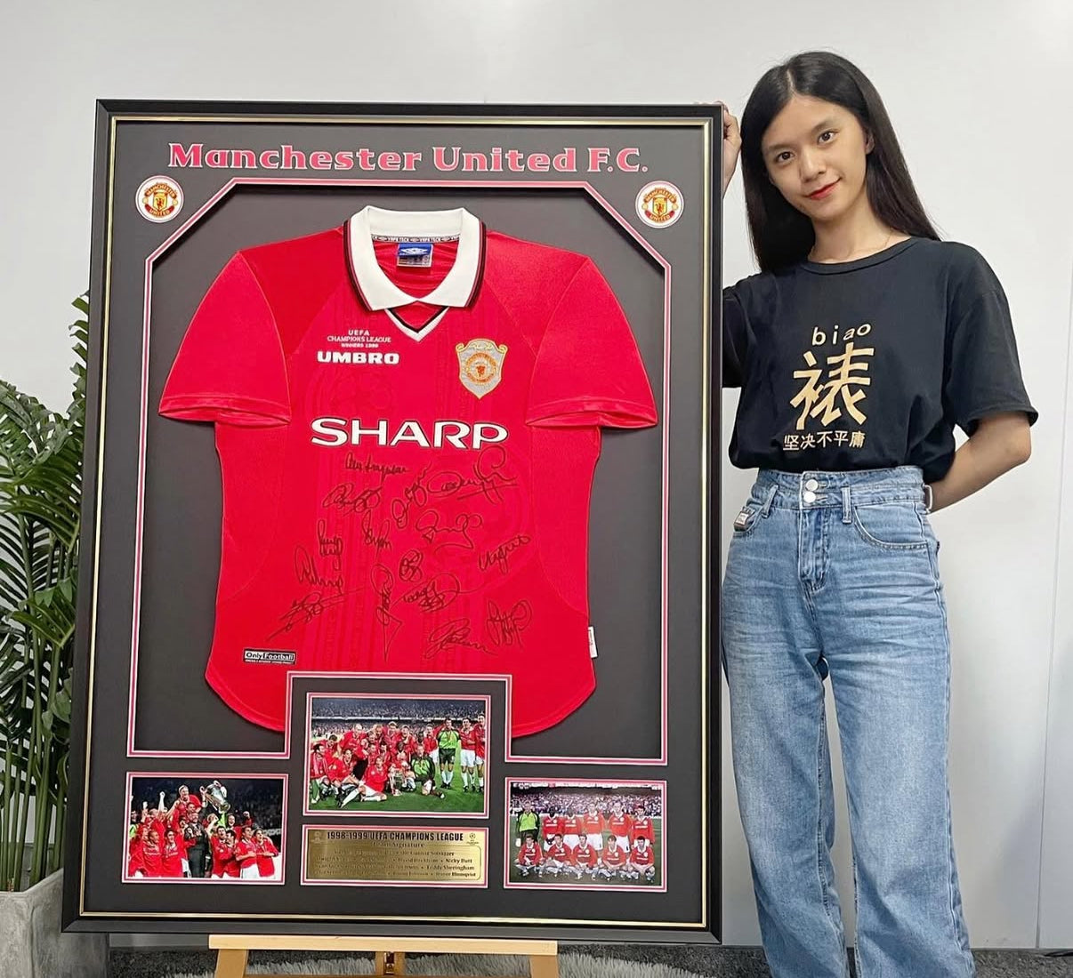 Manchester United Autographed Jersey with Personalized Custom Design Framed 000032
