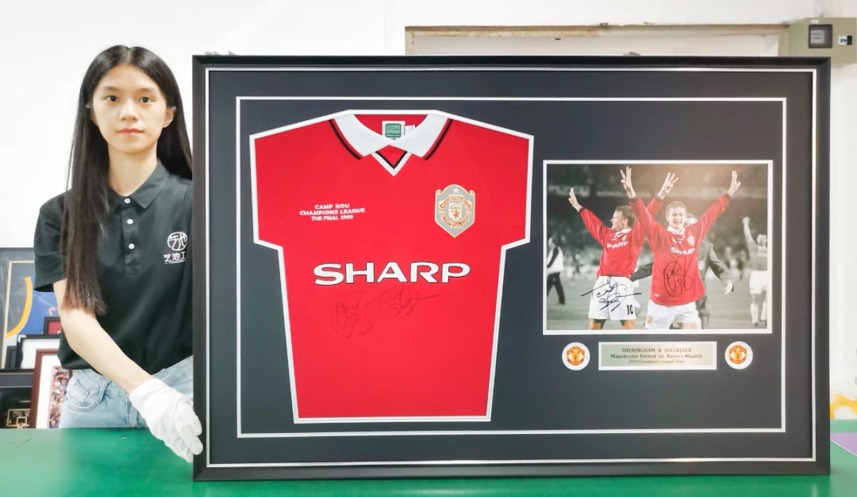 Manchester United Autographed Jersey with Personalized Custom Design Framed 00008