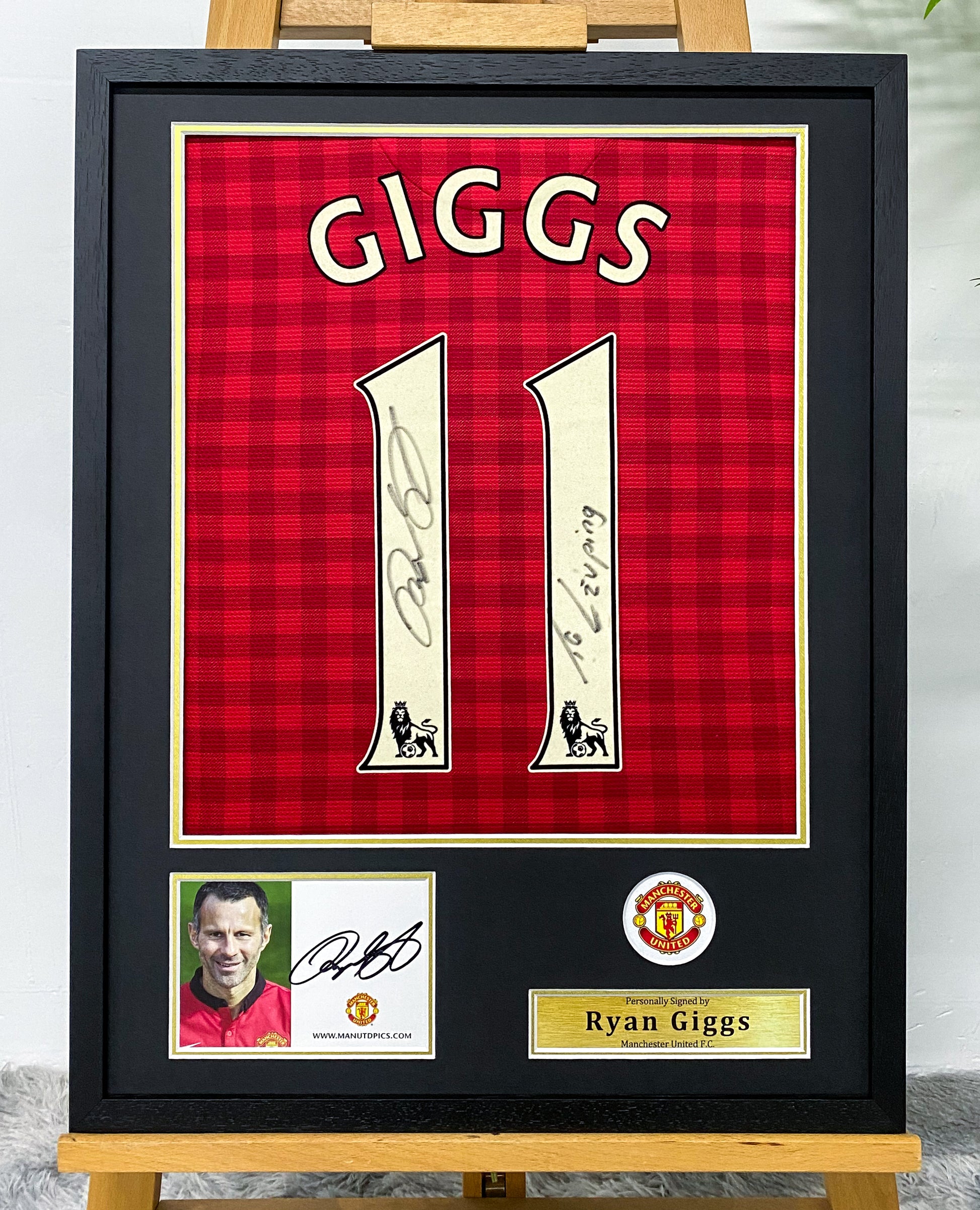 Manchester United Ryan Giggs Football Club Autographed Jersey with Standard Design Framed 000060