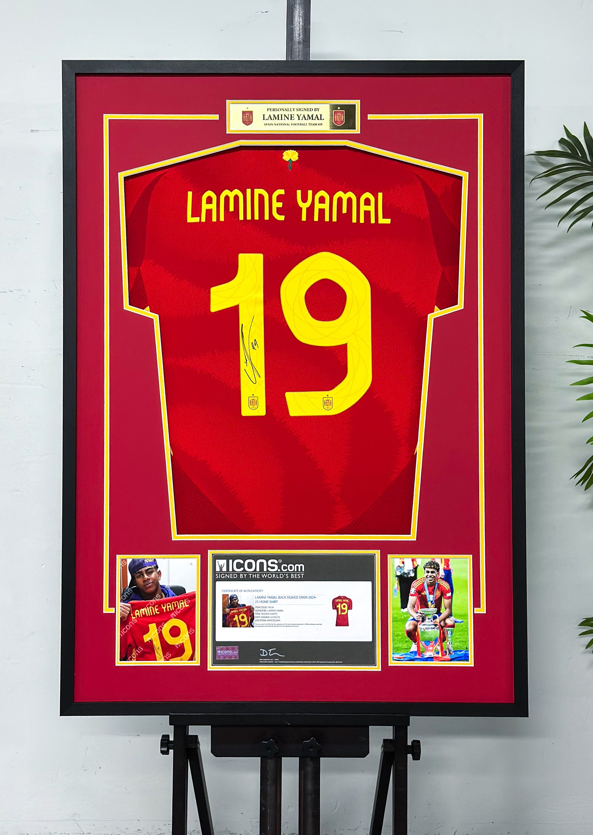 Spanish national team LAMINE YAMAL Autographed Jersey with Classic Design Framed 00002