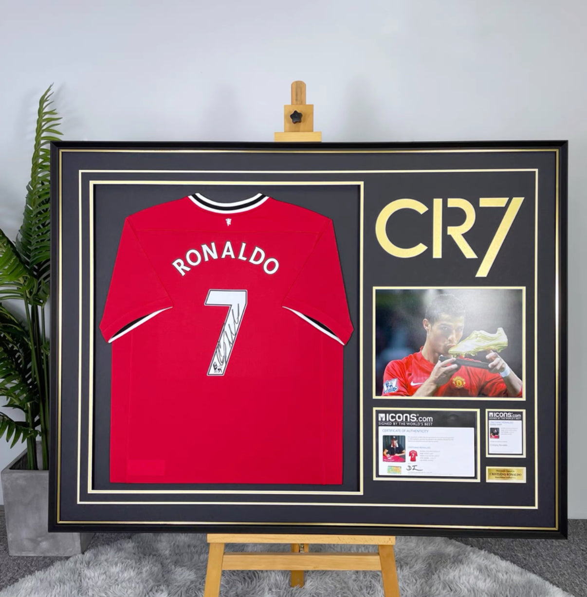 Manchester United Cristiano Ronaldo Autographed Jersey with Personalized Custom Design Framed 000010