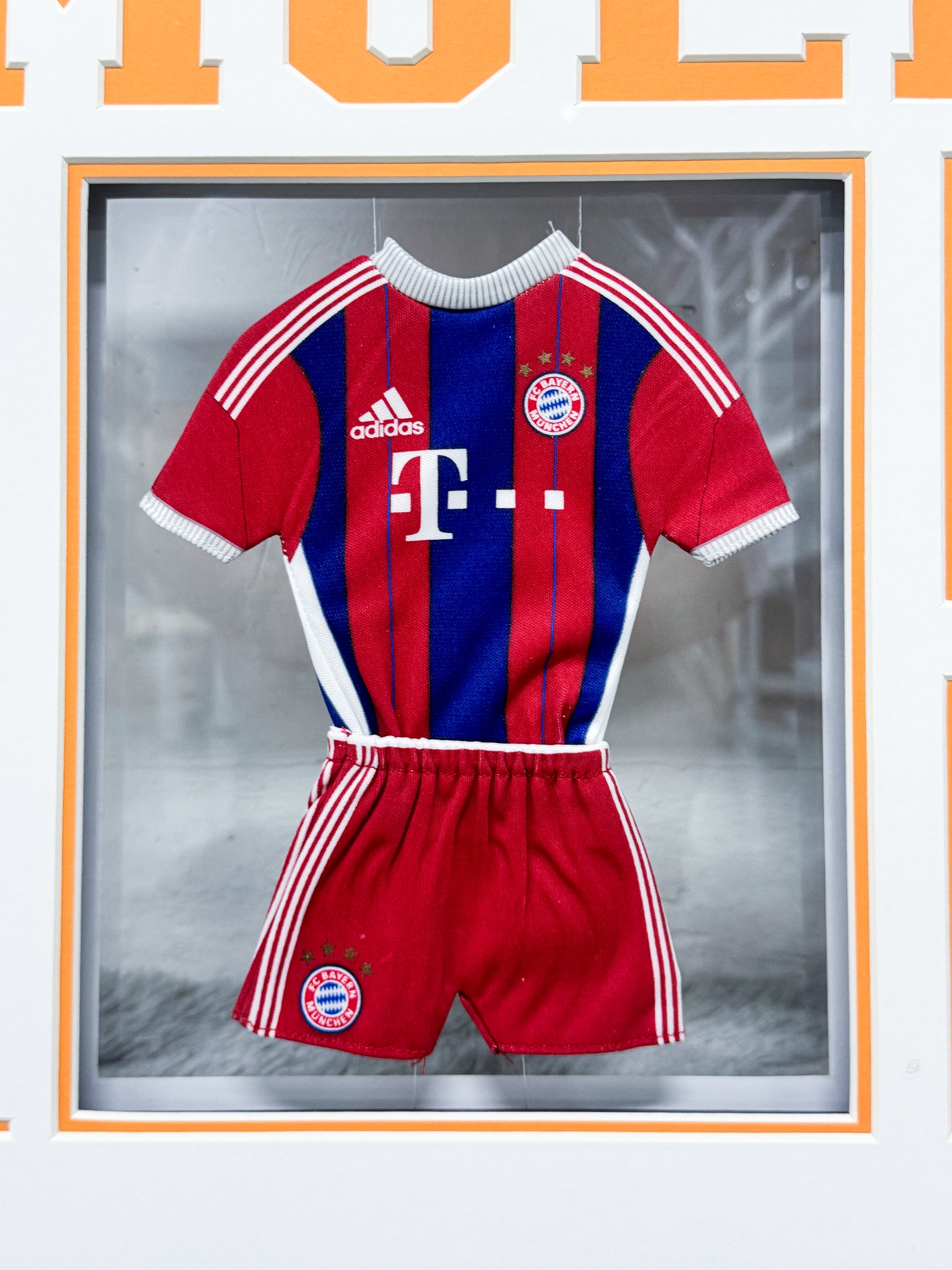 FC Bayern Munich Thomas Müller  Autographed Jersey with Personalized Custom Design Framed 00004